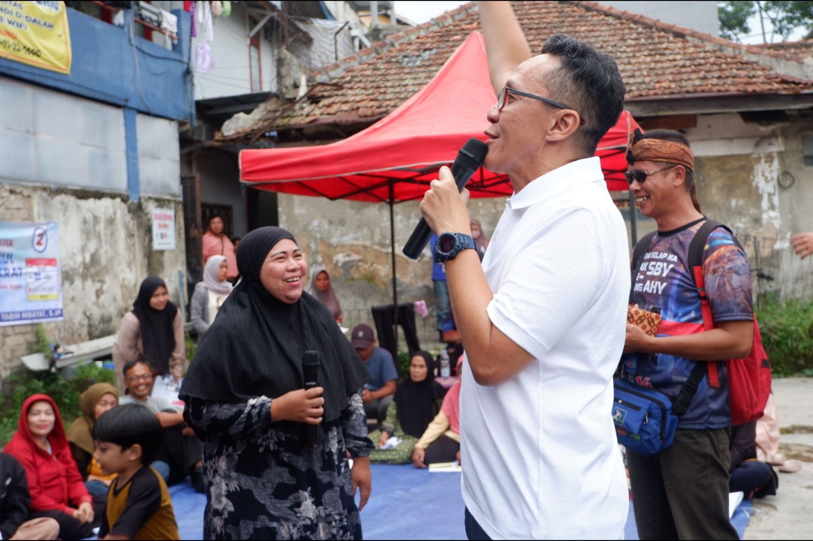 Chairul Yaqin Hidayat, S.A.P, Caleg DPR RI dari Partai Demokrat untuk Dapil Jabar 1 (Kota Bandung-Kota Cimahi) saat melakukan kunjungan warga dalam masa kampanye Pemilu 2024.    