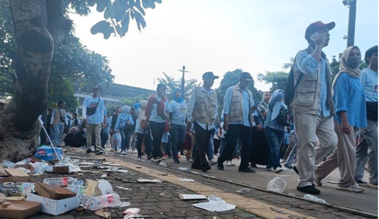 Pendukung Prabowo-Gibran meninggalkan venue kampanye di Stadion Gelora Bung Karno (GBK) pada 10 Februari 2024.