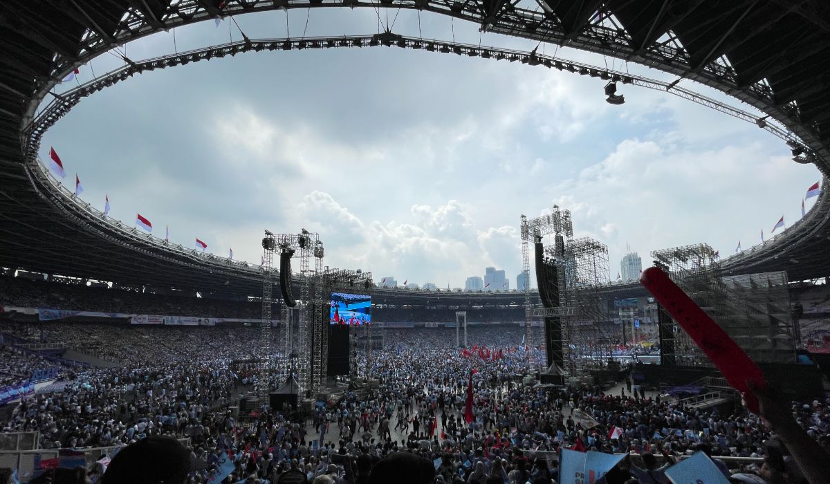 Massa pendukung Prabowo-Gibran memadati Stadion GBK, Jakarta. 
