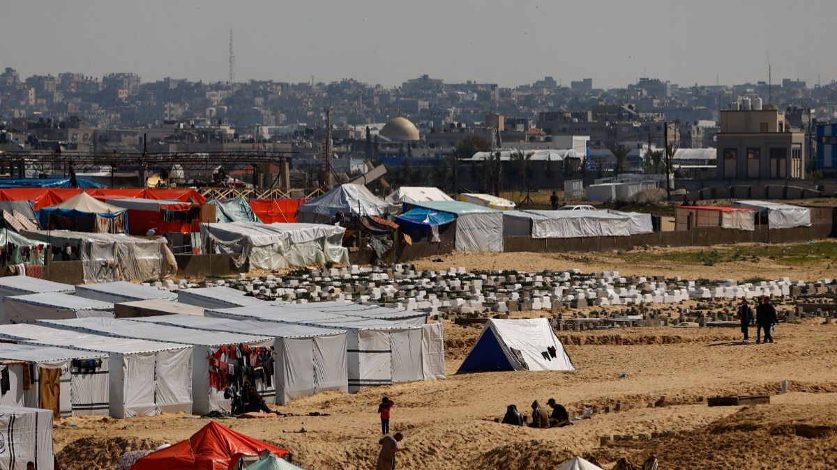 Warga Palestina yang mengungsi berlindung di sebuah kamp tenda di Rafah di Jalur Gaza selatan.