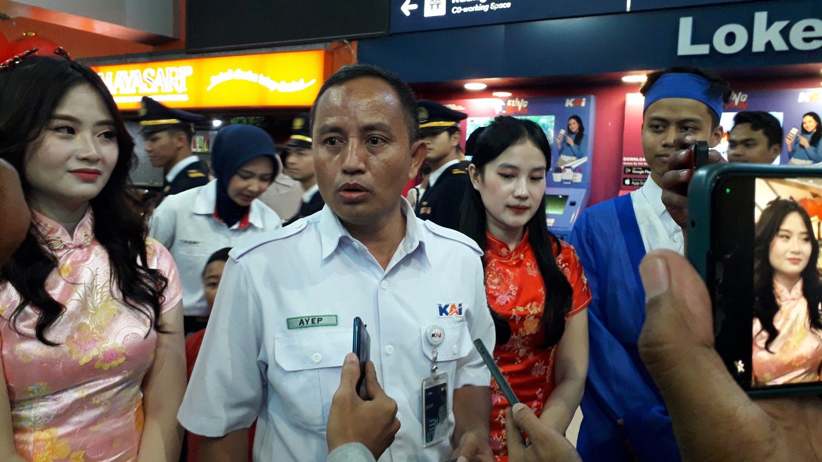 Manager Humas PT KAI Daop 2, Ayep Hanapi mengatakan untuk meriahkan Tahun Baru Imlek, Daop 2 Bandung mengadakan festival barongsai,  bagi-bagi Angpao hingga jeruk gratis bagi penumpang KA