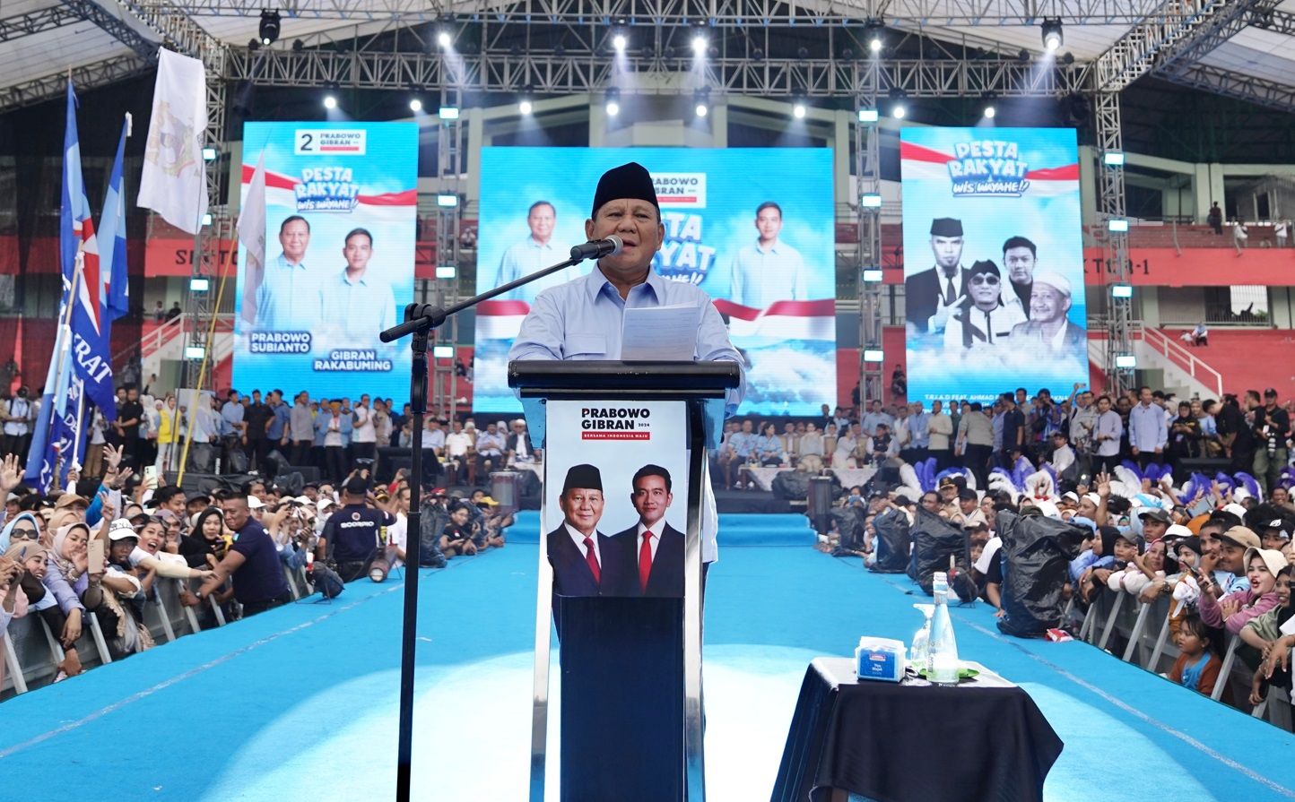 Capres nomor urut 2 Prabowo Subianto menyampaikan pidato politik pada kampanye akbar di GOR Delta Sidoarjo, Jawa Timur pada Jumat, 9 Februari 2024.