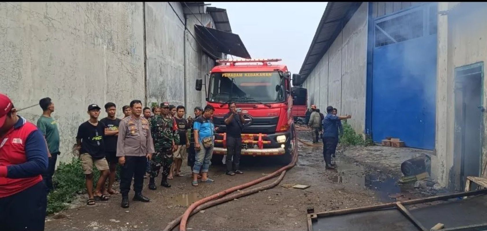 Tim Pemadam Kebakaran saat memadamkan api di pabrik pembuat tempat telur di Sidoarjo