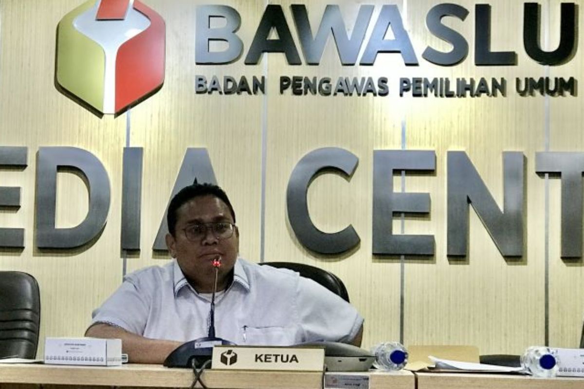 Ketua Badan Pengawas Pemilu (Bawaslu) RI Rahmat Bagja mengumumkan hasil pemetaan kerawanan di TPS saat jumpa pers di Kantor Bawaslu RI, Jakarta, Minggu (11/2/2024)