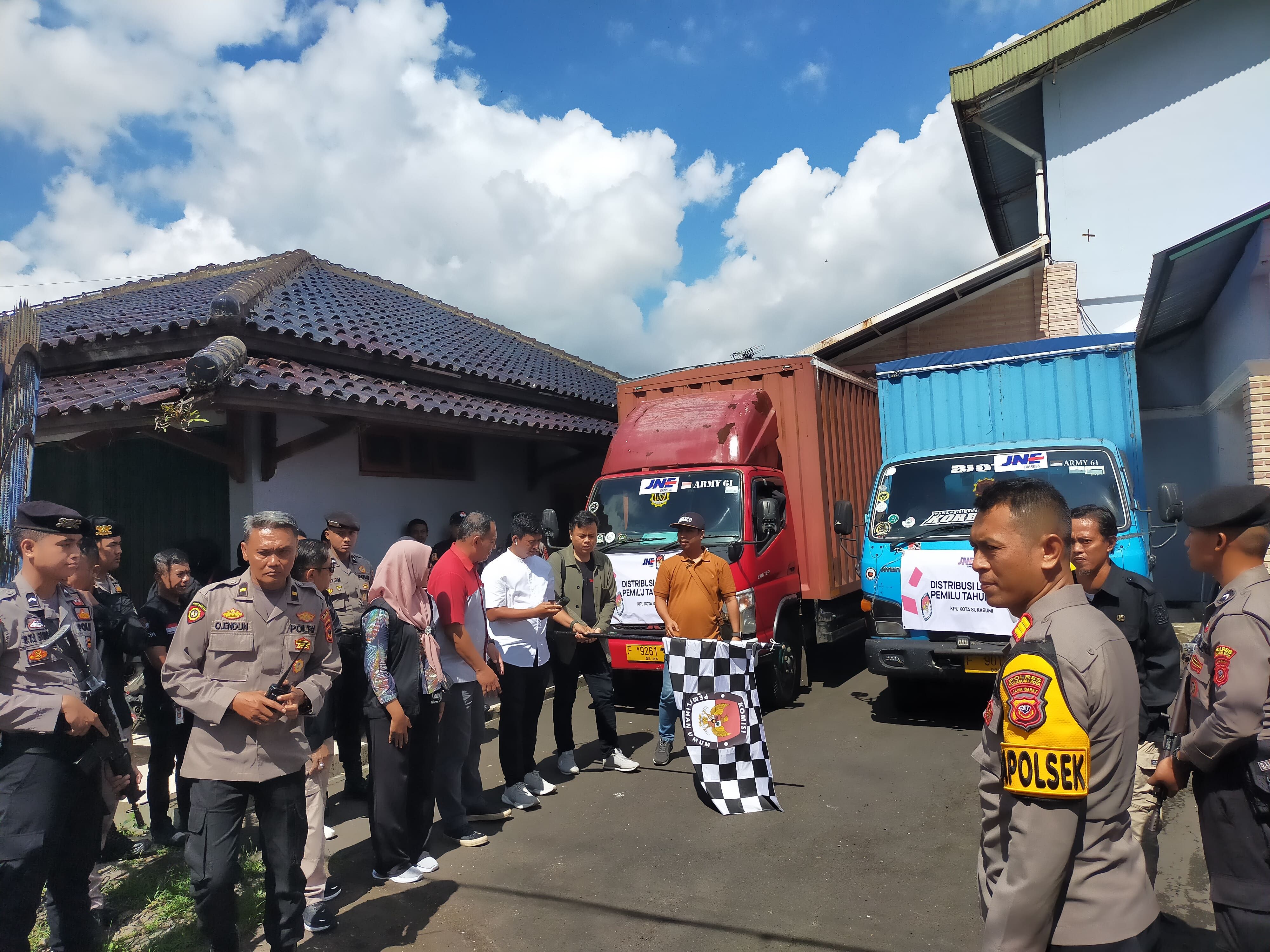 Sebanyak 17 armada truk dikerahkan untuk mendistribusikan logistik Pemilu ke tujuh kecamatan di Kota Sukabumi, Minggu 11 Februari 2024.