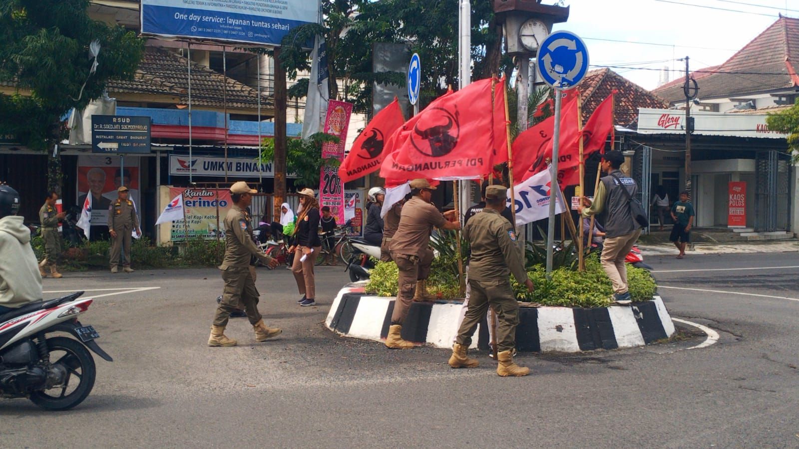 Satpol PP mencopot bendera parpol yang terpasang di bundaran Segitiga Emas Purwodadi.
