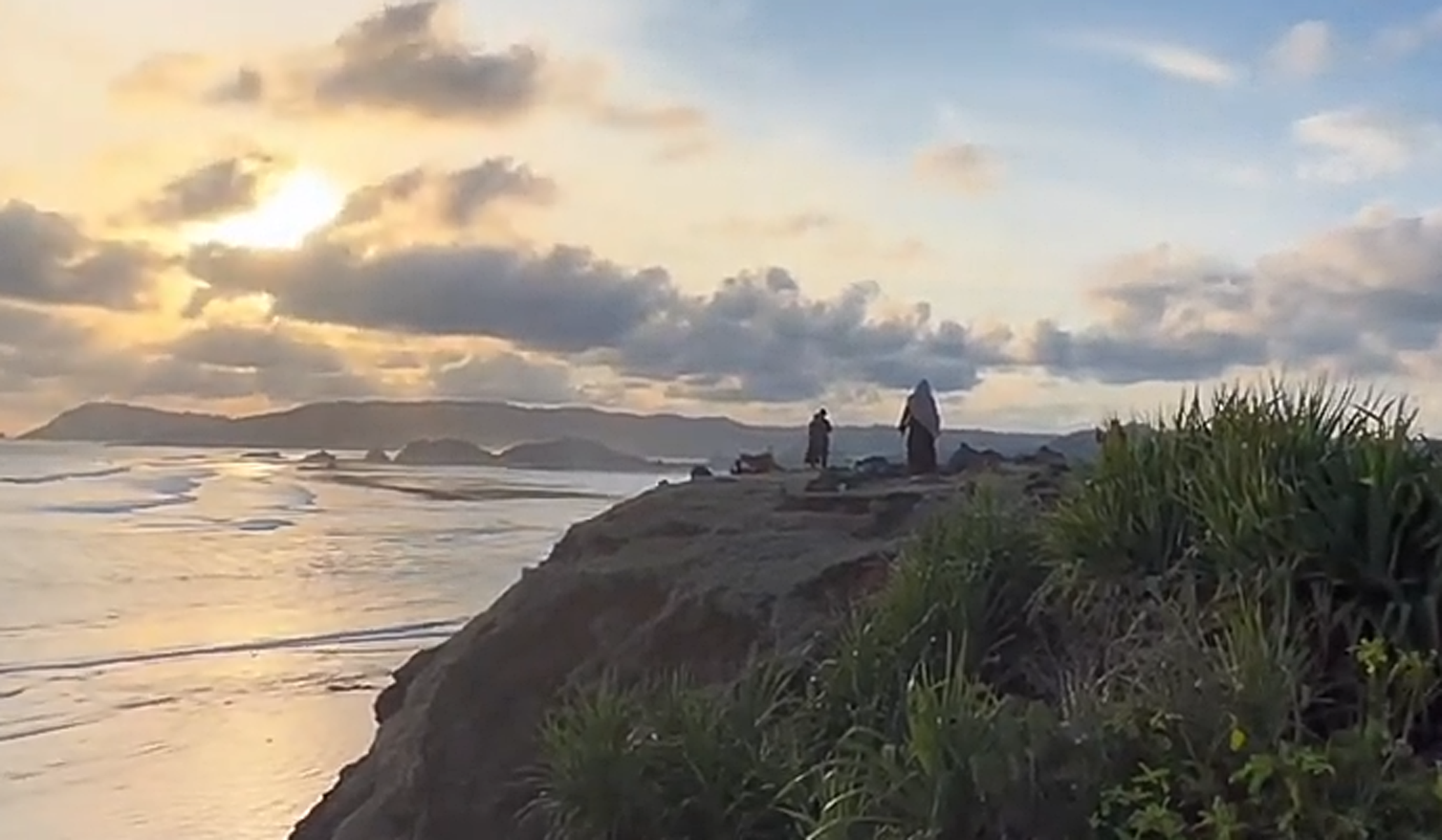 Di Lombok jika anda ingin menikmati pemandangan laut dan sunset sore hari Bukit Merese.