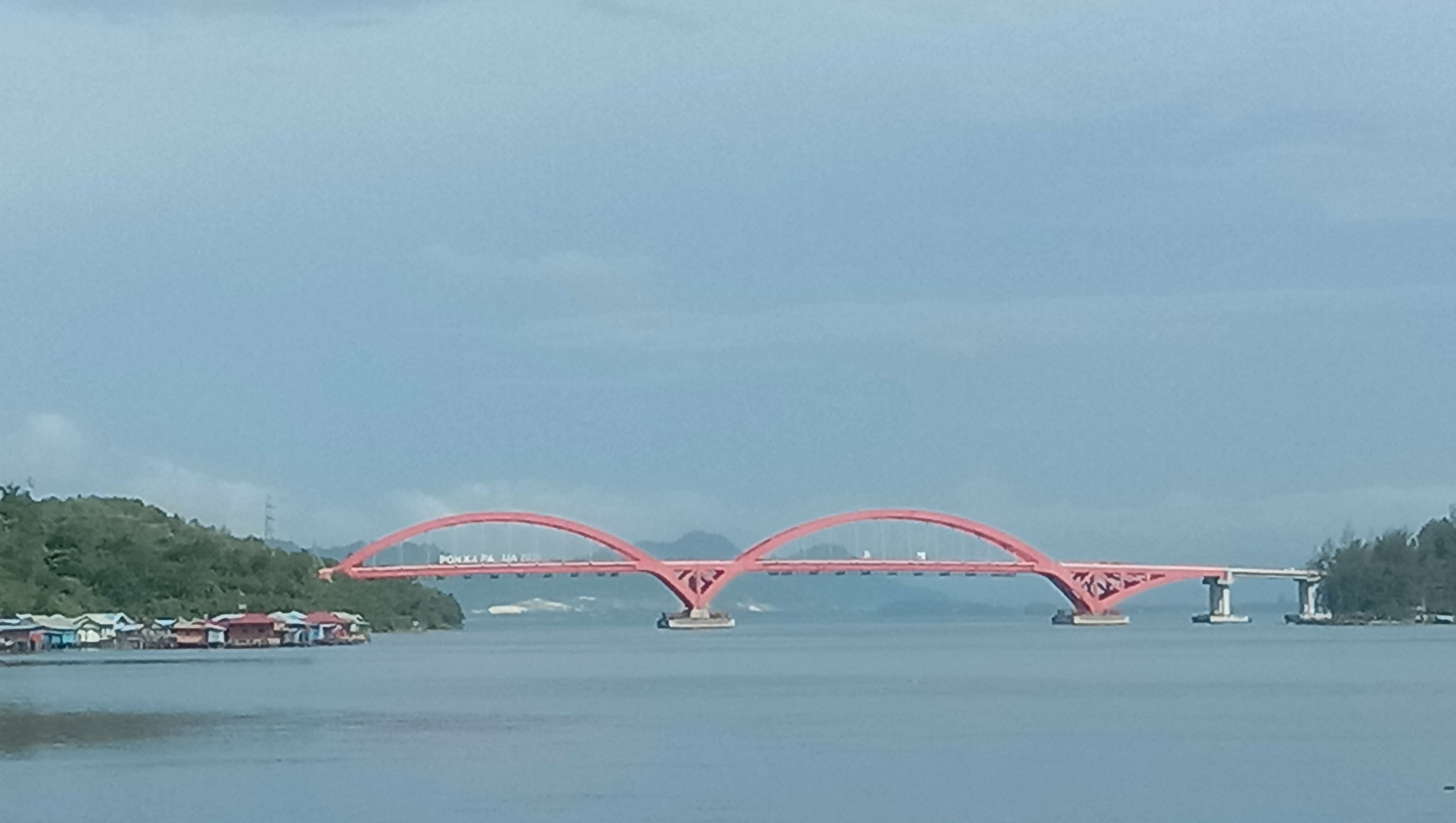 Jembatan Youtefa yang juga dikenal jembatan merah