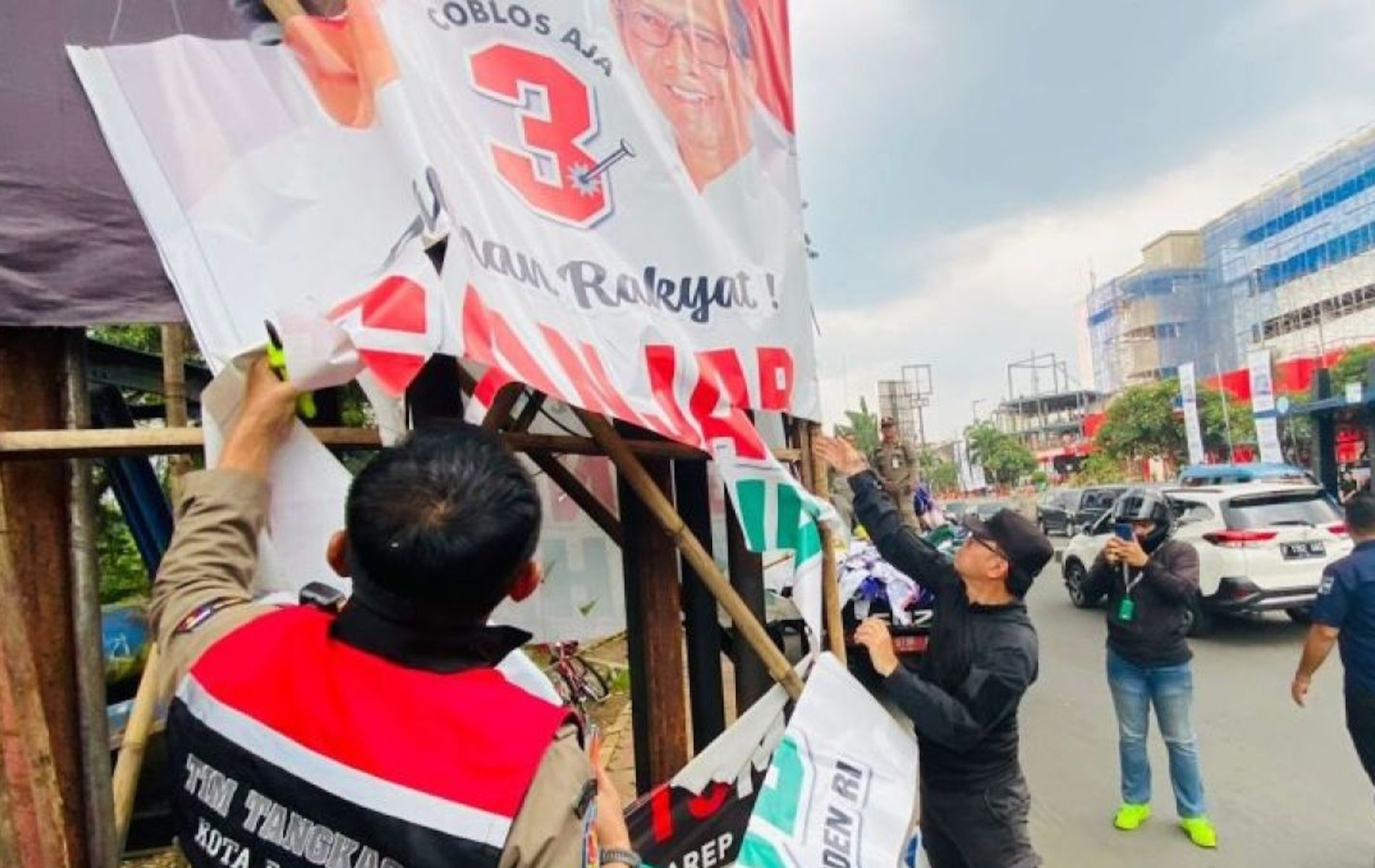 Wali Kota Bogor Bima Arya Sugiarto patroli menertibkan alat peraga kampanye (APK) di jalanan Kota Bogor, Jawa Barat, Minggu (11/2/2024).