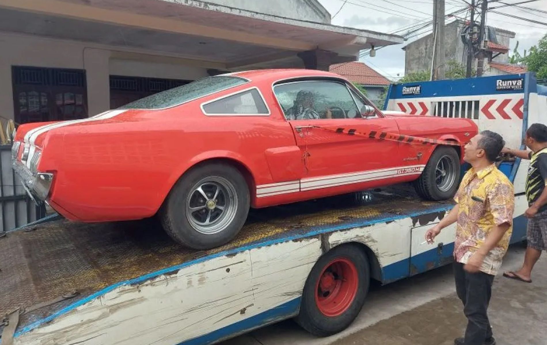 Tim penyidik KPK sita Ford Mustang GT yang diduga milik eks kepala Kantor Bea dan Cukai Makassar, Sulawesi Selatan, Andhi Pramono.