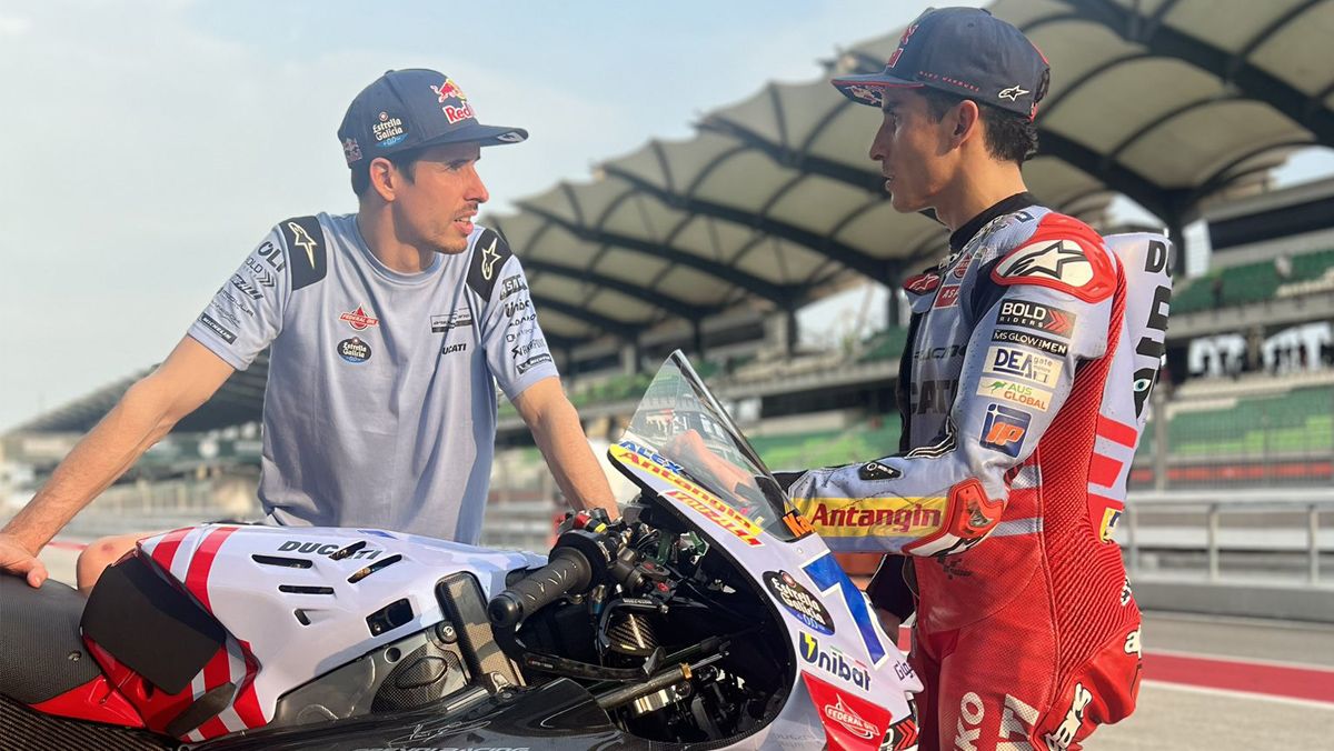 Alex Marquez (kiri) dan Marc Marquez (kanan) saat tes MotoGP di Sirkuit Sepang, Malaysia.