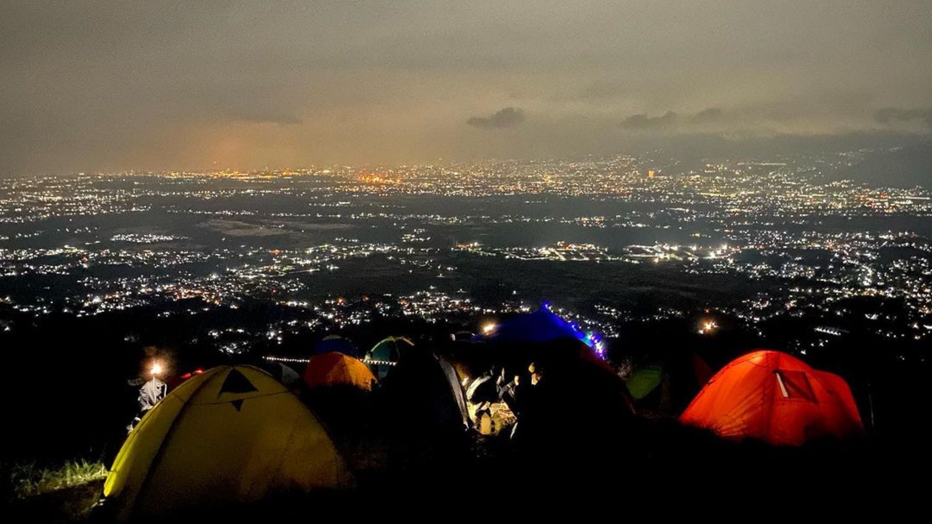 Suasana camping di Gunung Pangradinan Cikacung/ Instagram/ sitiharyani3