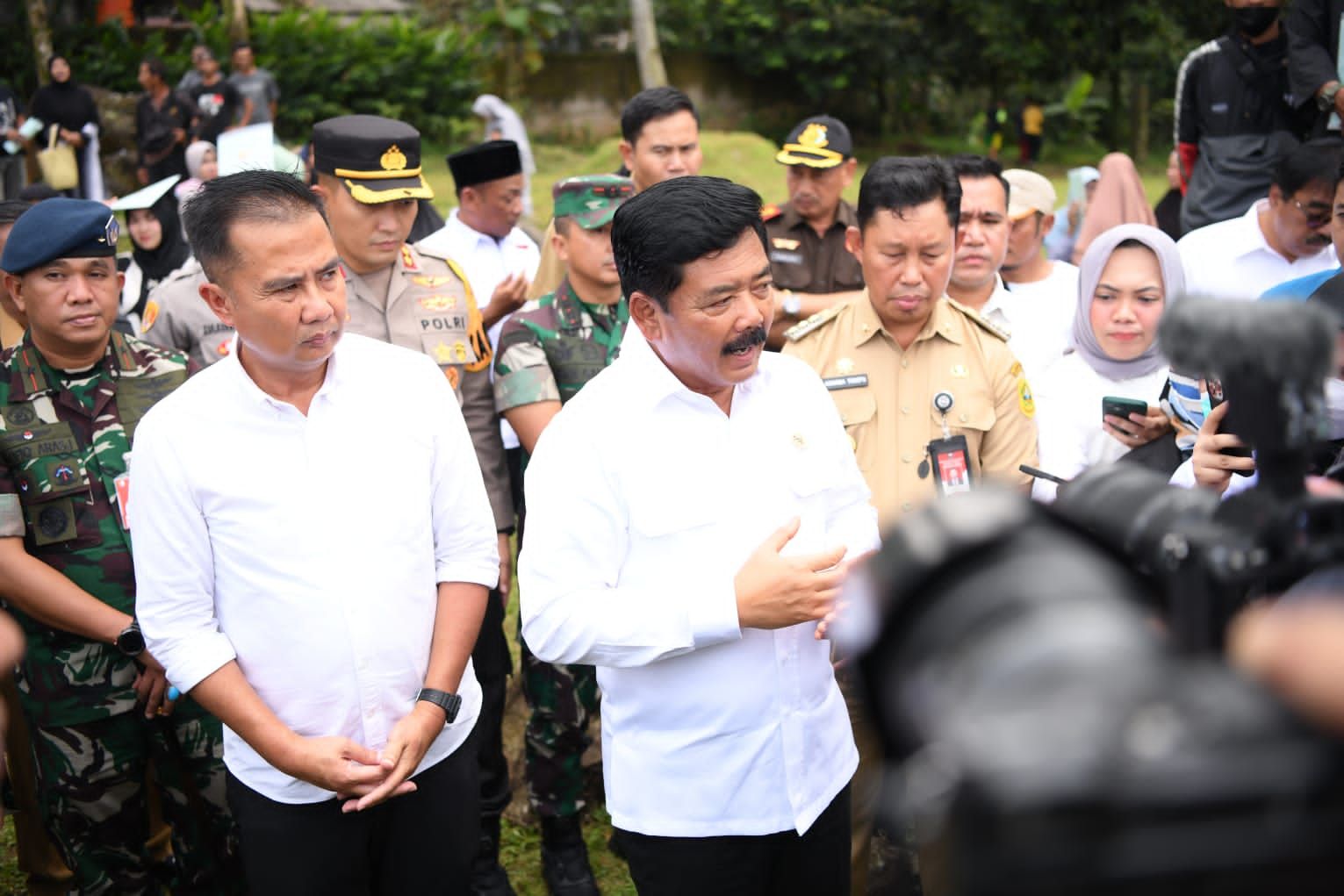 Menteri ATR/Kepala BPN Hadi Tjahjanto dan Pj Gubernur Jabar Bey Machmudin saat bagi bagi sertifikat gratis di Bogor Jelang Pemilu 2024