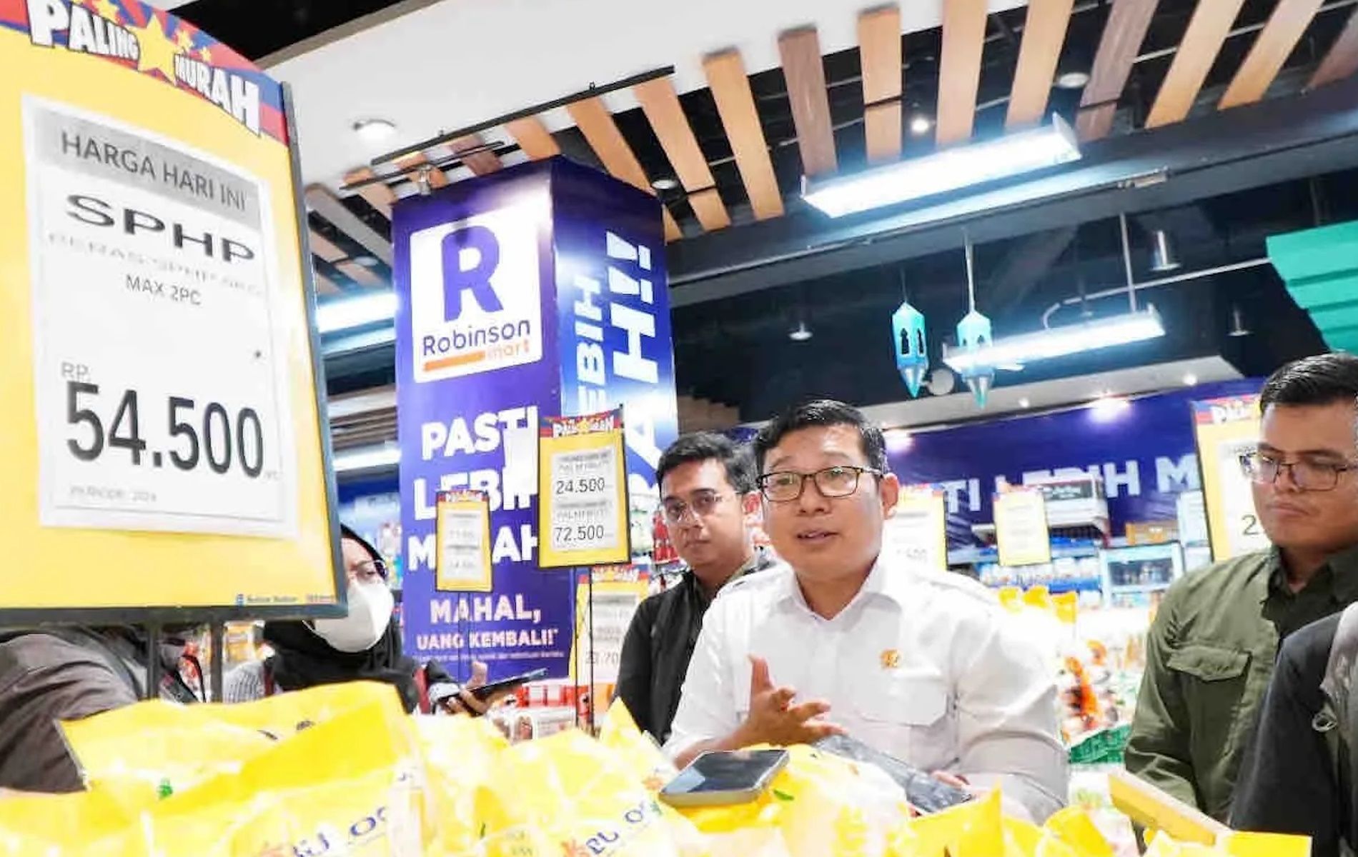 Kepala Badan Pangan Nasional (Bapanas) Arief Prasetyo Adi meninjau harga beras di Pasar Induk Beras Cipinang, Jakarta, Senin (12/2/2024).