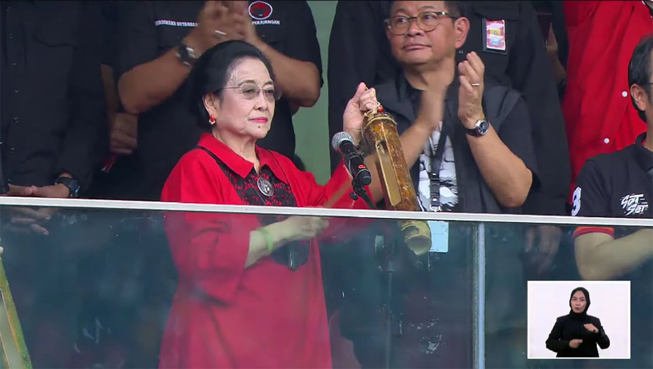 Ketua Umum PDI Perjuangan, Megawati Soekarno Putri saat menabuh kentongan.*