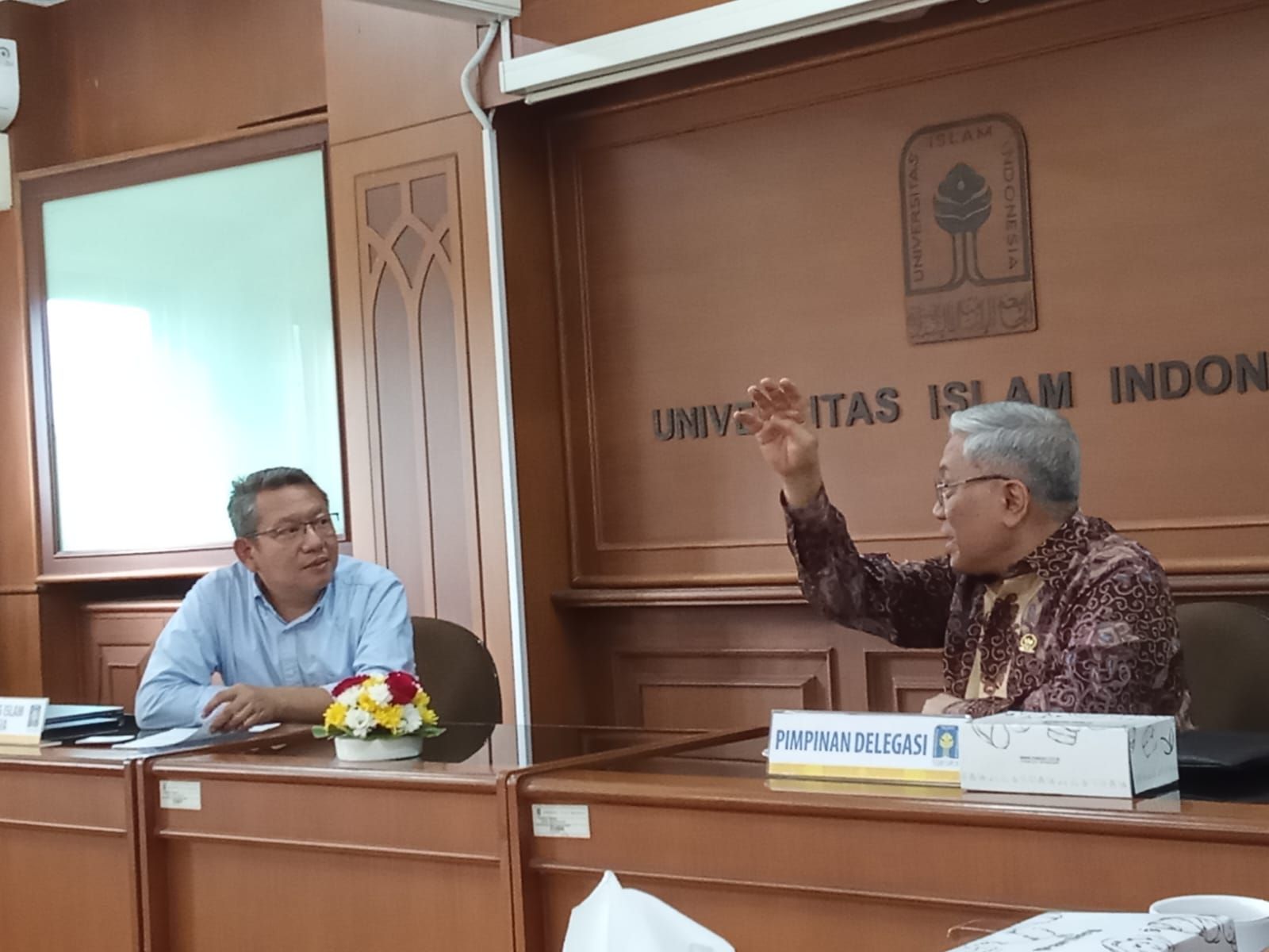 Hafidh Asrom berdiskusi dengan Rektor UII Prof Fathul Hamid.