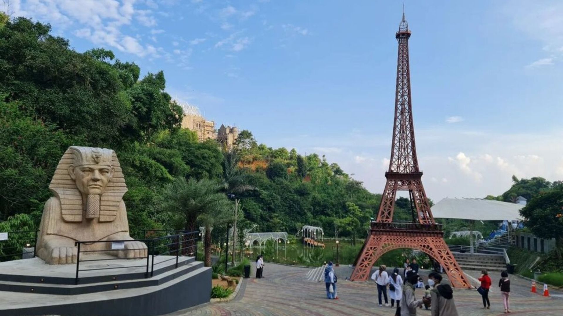 Sarae Hillis mempunyai area World Wonders yang merepresentasikan bangunan ikonik di dunia. Antara lain Sphynx dan Menara Eiffel. Keliling dunia dalam satu hari. /Instagram/dany_yoon