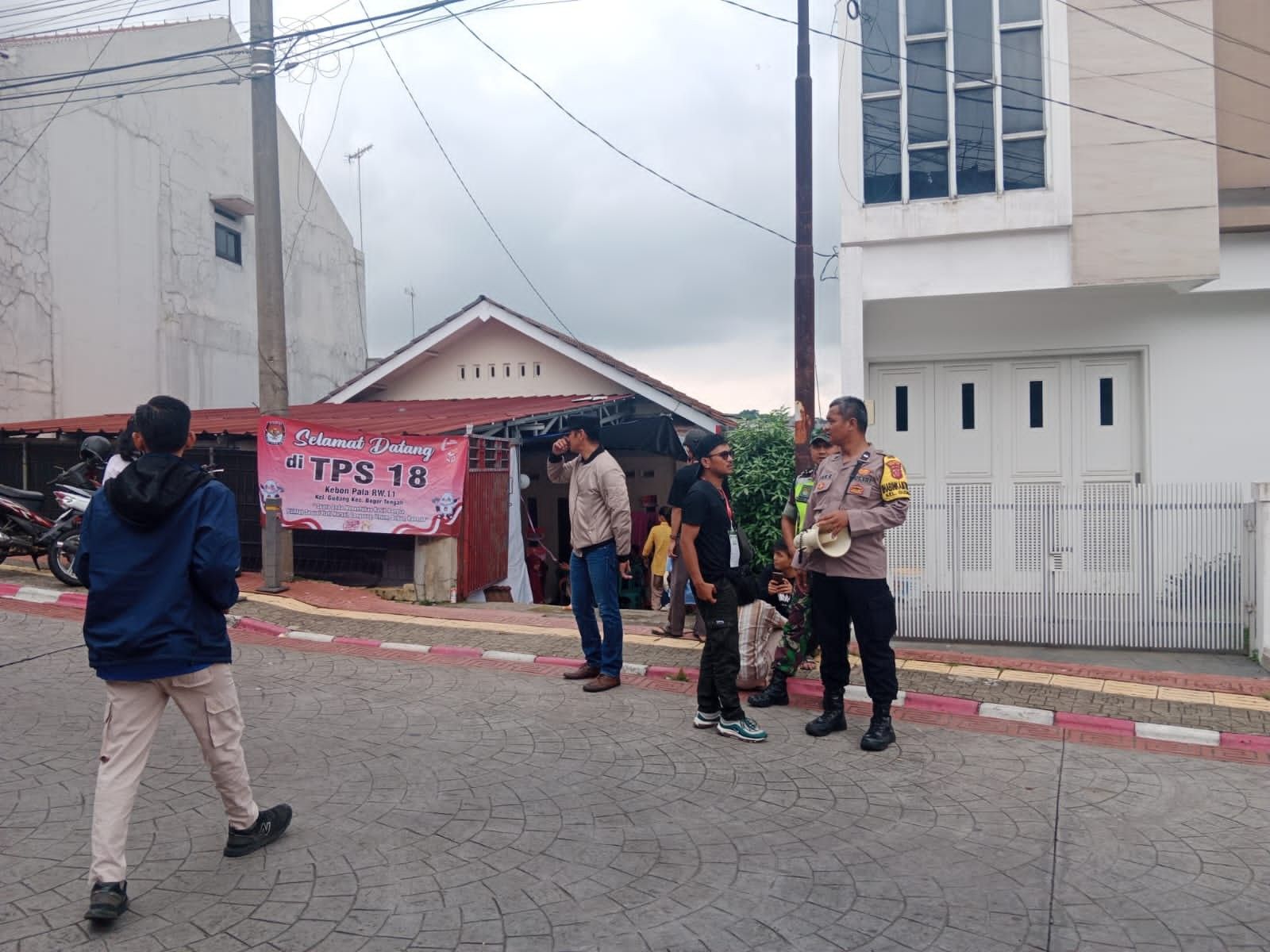 Sejak pagi hari, personel Polri Bhabinkamtibmas dan Babinsa Kelurahan Gudang, Kota Bogor menggunakan alat pengeras suara guna mengingatkan warga