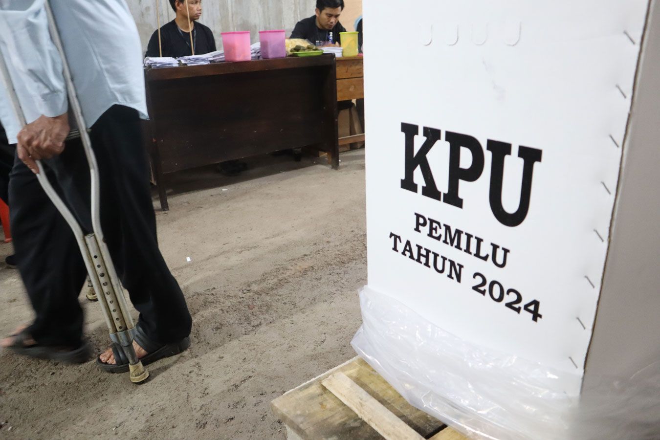 Seorang warga telah mencoblos di Tempat Pemungutan Suara (TPS) 18 di Dusun Citeureup, RW 10 Desa Cilayung, Kecamatan Jatinangor, Kabupaten Sumedang dalam Pemilu 2024 pada 14 Februari 2024.
