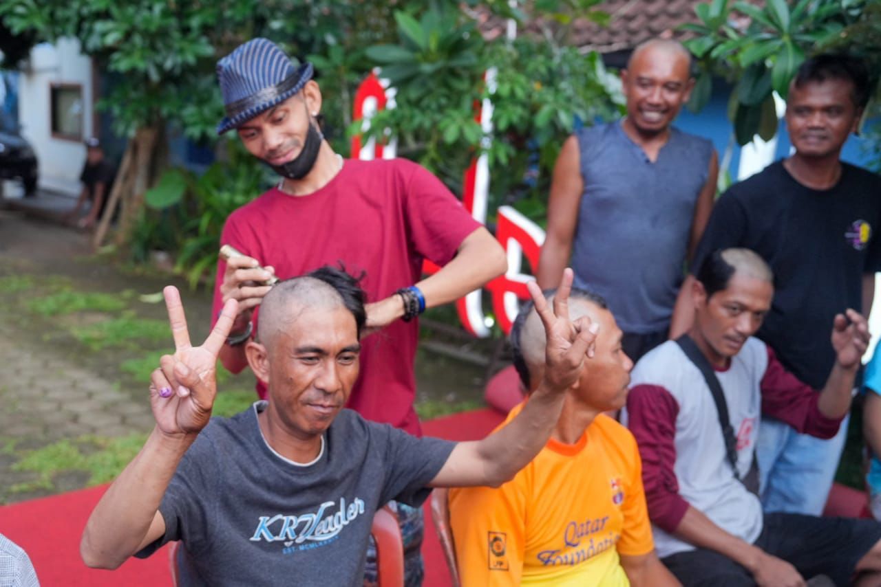 Kemenangan Prabowo Gibran disambut antusias, Kang Dedi Mulyadi pun mendadak jadi tukang cukur