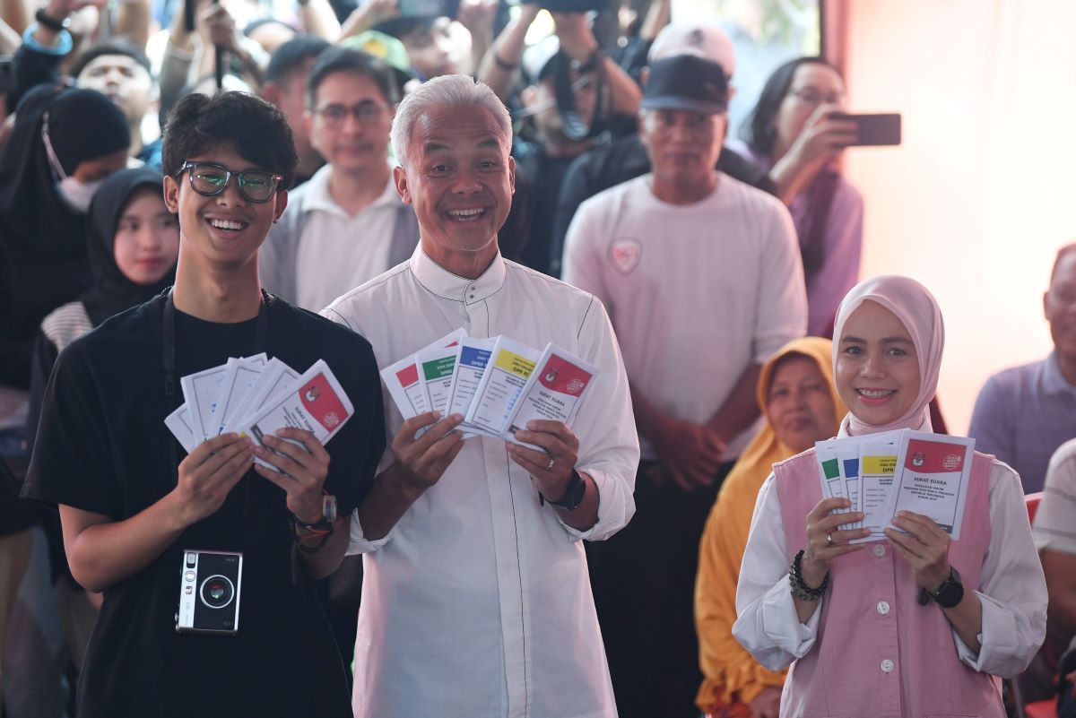 Ganjar Pranowo dan keluarga mencoblos di Semarang/ Foto:ANTARA FOTO/Akbar Nugroho Gumay/tom.