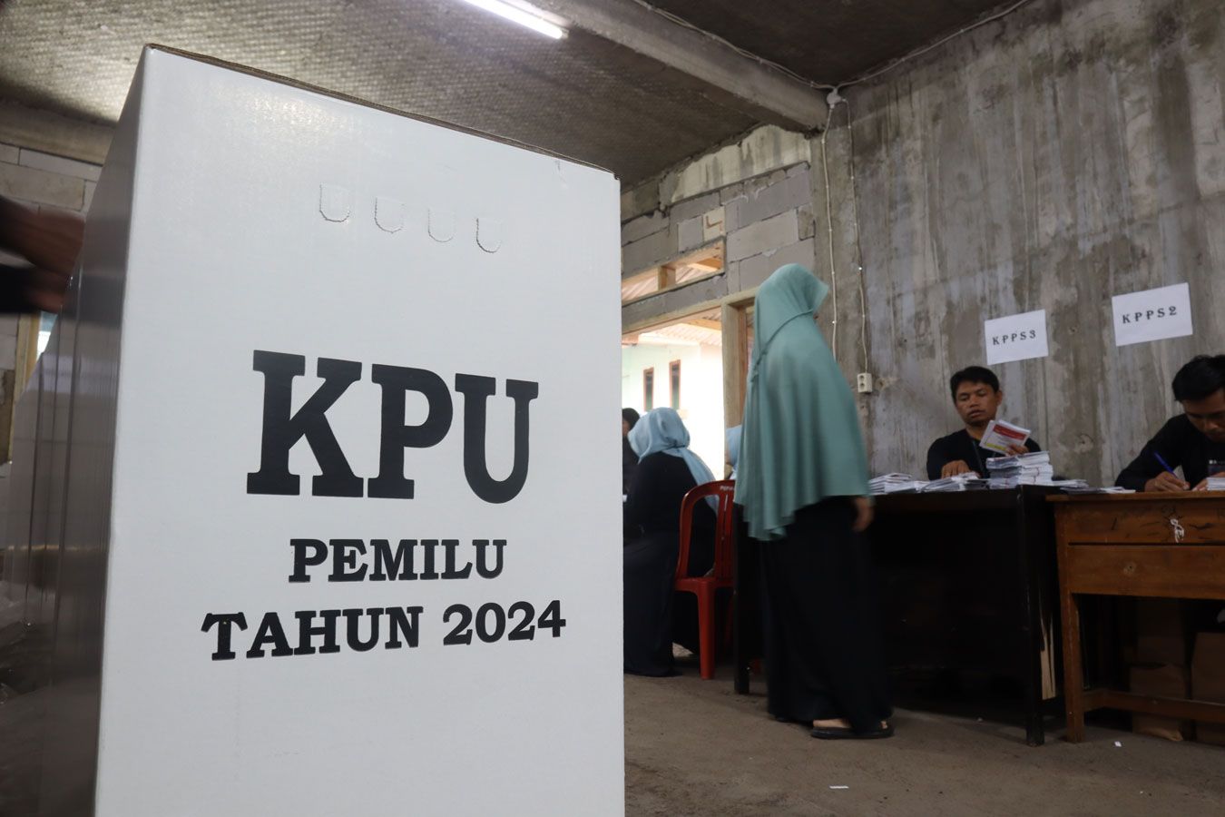 Petugas Kelompok Penyelenggara Pemungutan Suara (KPPS) dari Tempat Pemungutan Suara (TPS) 18 di Dusun Citeureup, RW 10 Desa Cilayung, Kecamatan Jatinangor, Kabupaten Sumedang sedang menyiapkan suarat suara Pemilu 2024 pada hari pencoblosan 14 Februari 2024.
