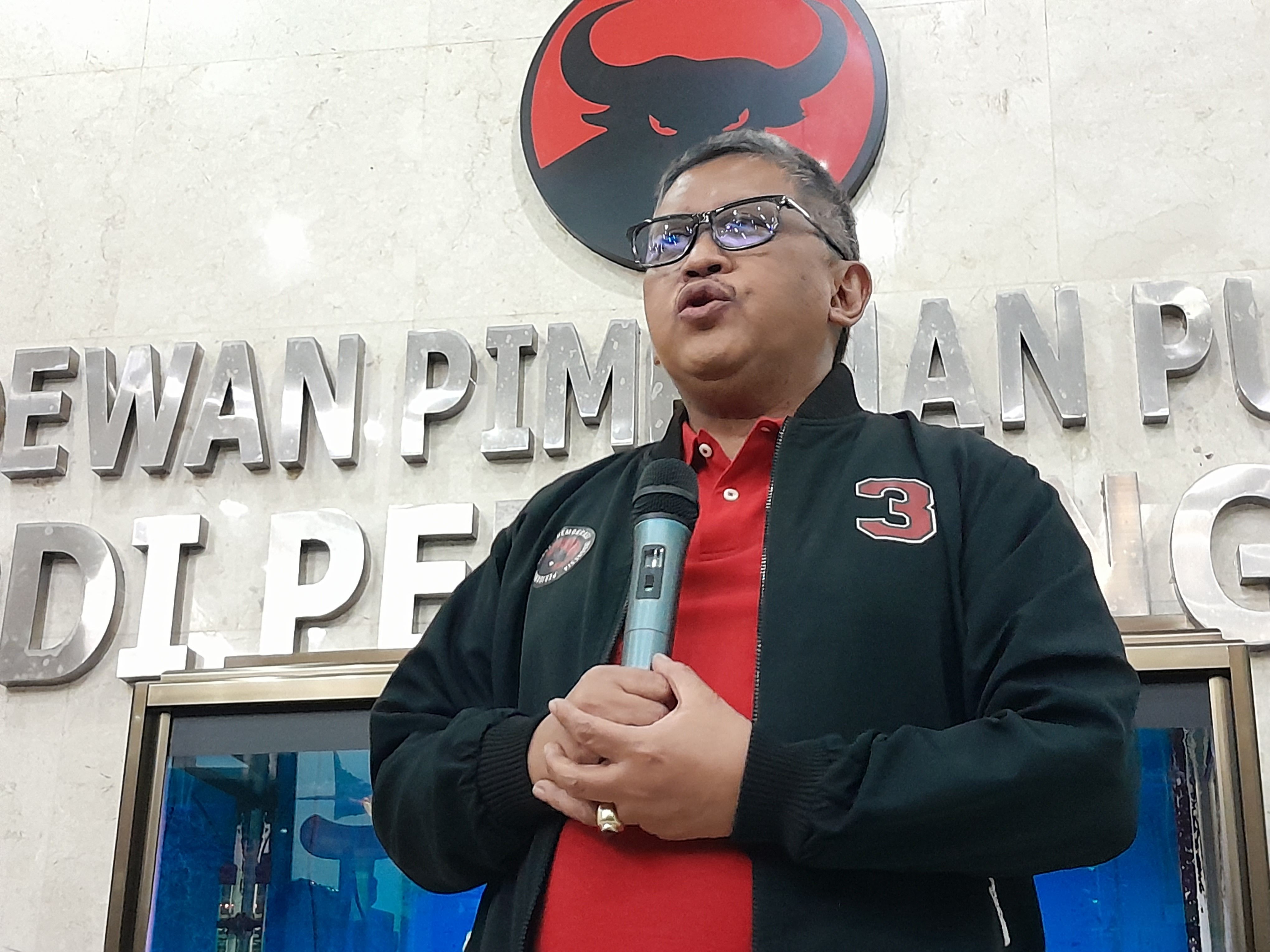Sekjen PDIP Hasto Kristiyanto memprediksi kubu Ganjar-Mahfud akan diserang kubu Prabowo-Gibran.