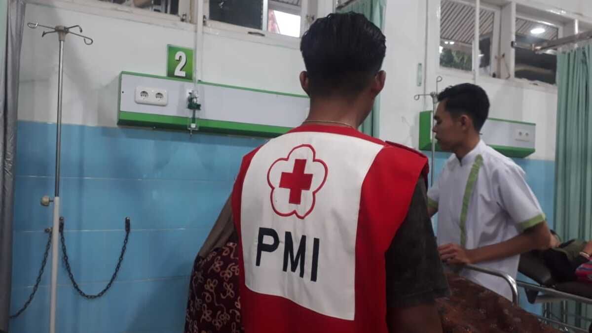 Relawan PMI Pasbar saat membantu evakuasi petugas KPPS yang pingsan saat bertugas