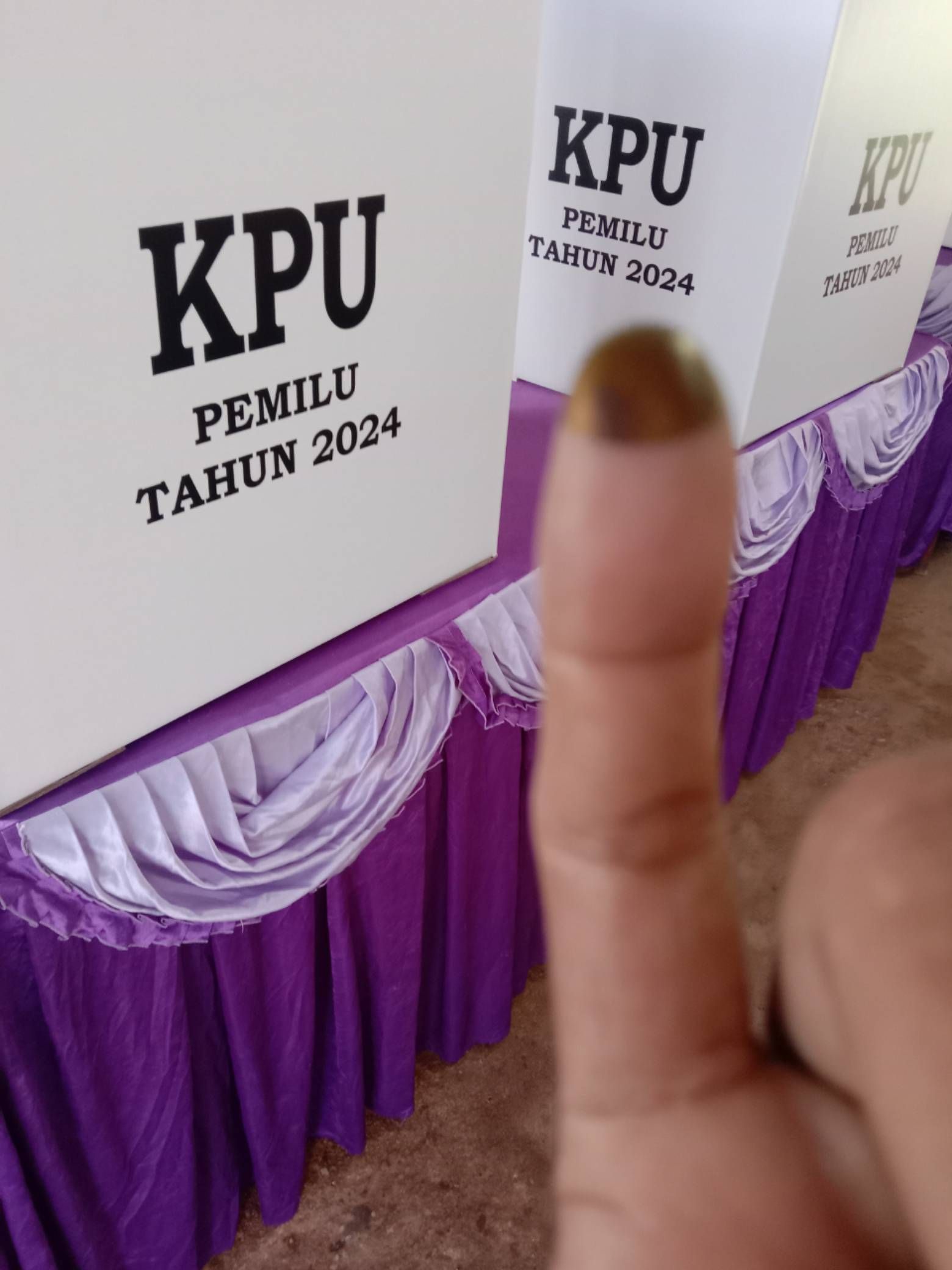 Tinta tangan tanda bukti seorang warga negara Indonesia telah memberikan hak pilihnya pada Pemilu 2024 di Toboali 