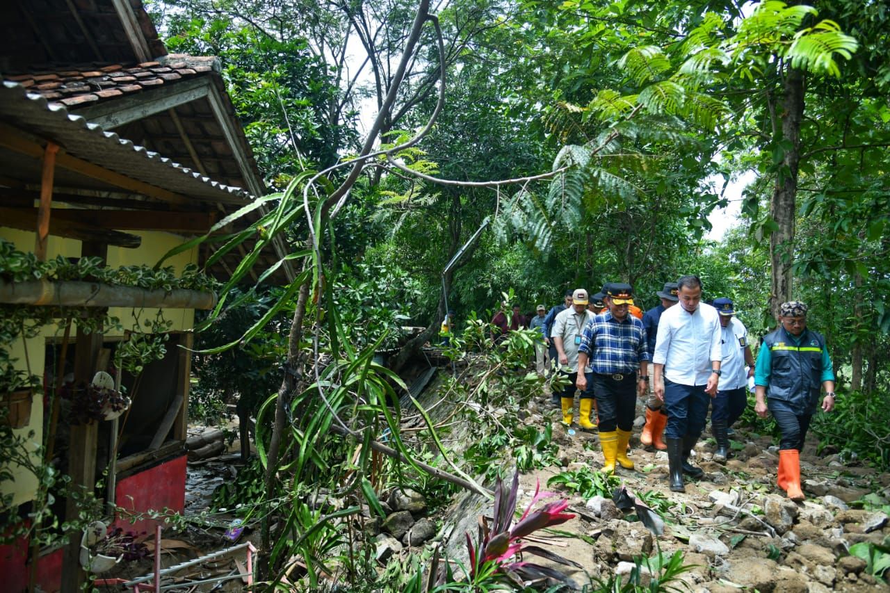 dari info banjir hari ini, terlihat Pj Gubernur Jabar Bey Machmudin sedang berjalan dilokasi korban banjir Ujungjaya Sumedang