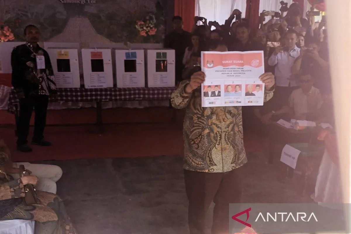 Calon Wakil Presiden nomor urut 3 Mahfud MD menunjukkan surat suara Pemilu 2024 sebelum melakukan pencoblosan di TPS 106 Dusun Sambilegi Lor, Maguwoharjo, Depok, Sleman, Yogyakarta, Rabu, 14 Februari 2024. 