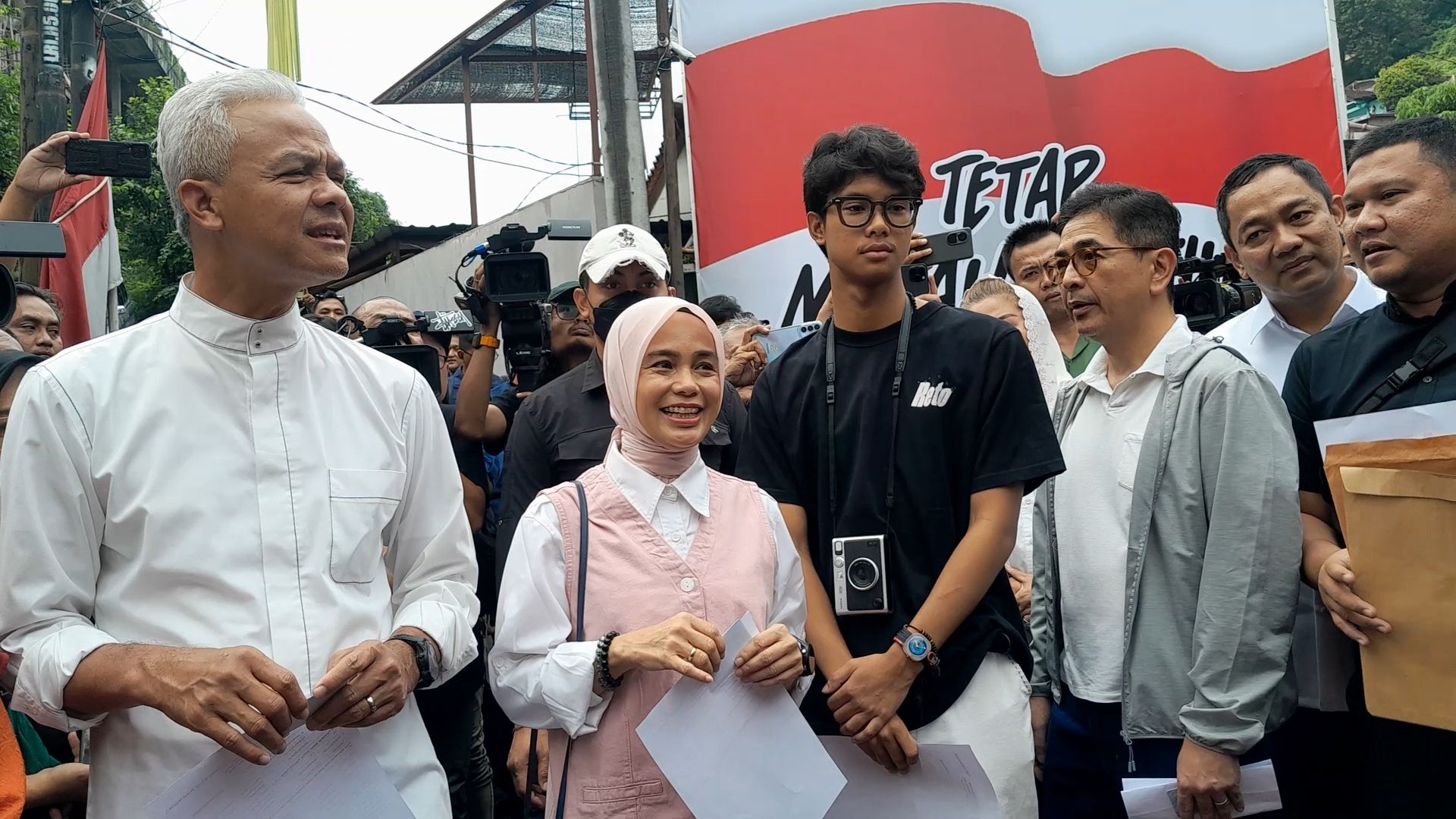 Ganjar Pranowo, Siti Atikoh, Alam Ganjar, dan Ketua TPN Ganjar-Mahfud Arsjad Rasjid di TPS 11, Lempong Sari, Semarang, Jawa Tengah, Rabu 14 Februari 2024. 