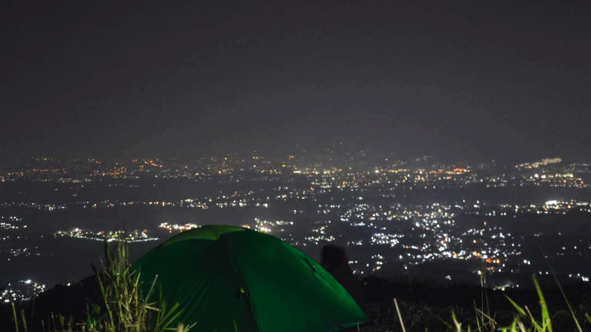 Suasana malam hari di Gunung Pangradinan dengan kerlap-kerlipnya lampu metropolitan Bandung. /Instagram/@explorecikancung