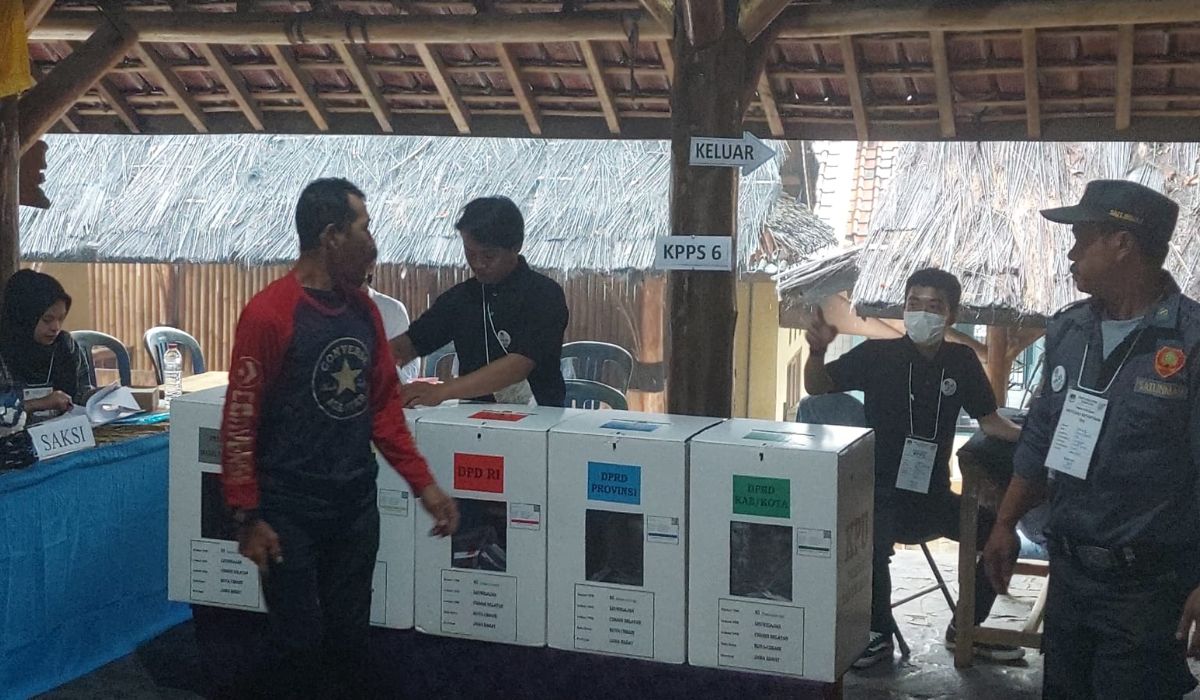 Masyarakat adat di Kampung Adat Cireundeu antusias menyalurkan hak pilih pada Pemilu 2024, Rabu, 14 Februari 2024. 