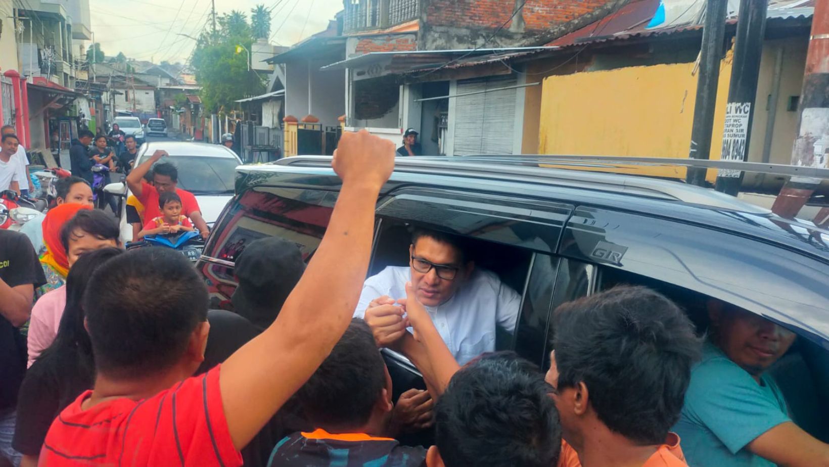 Djafar Alkatiri mendapat sambutan hangat dari warga ketika melintas di salah satu kelurahan di Kota Manado.