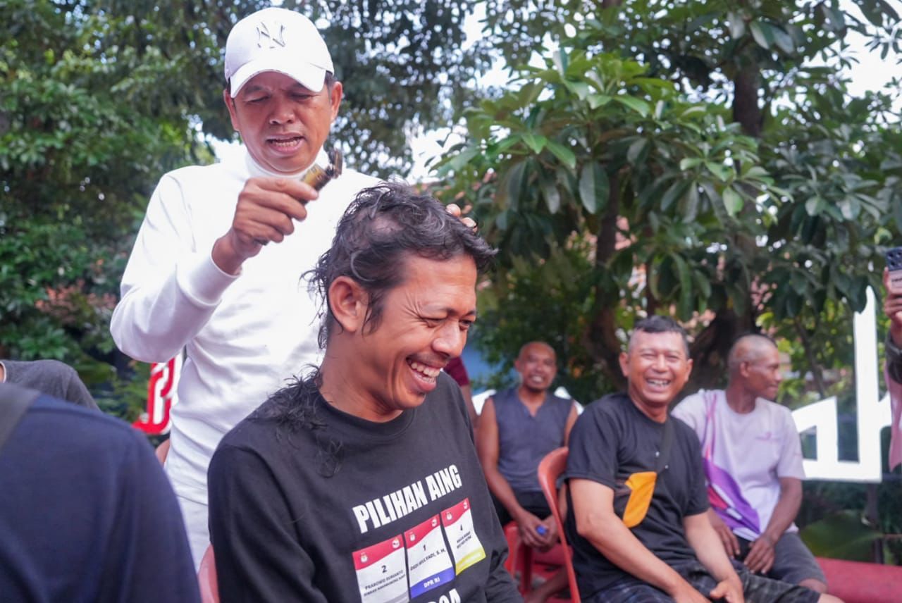 Kemenangan Prabowo Gibran disambut antusias, Kang Dedi Mulyadi pun mendadak jadi tukang cukur