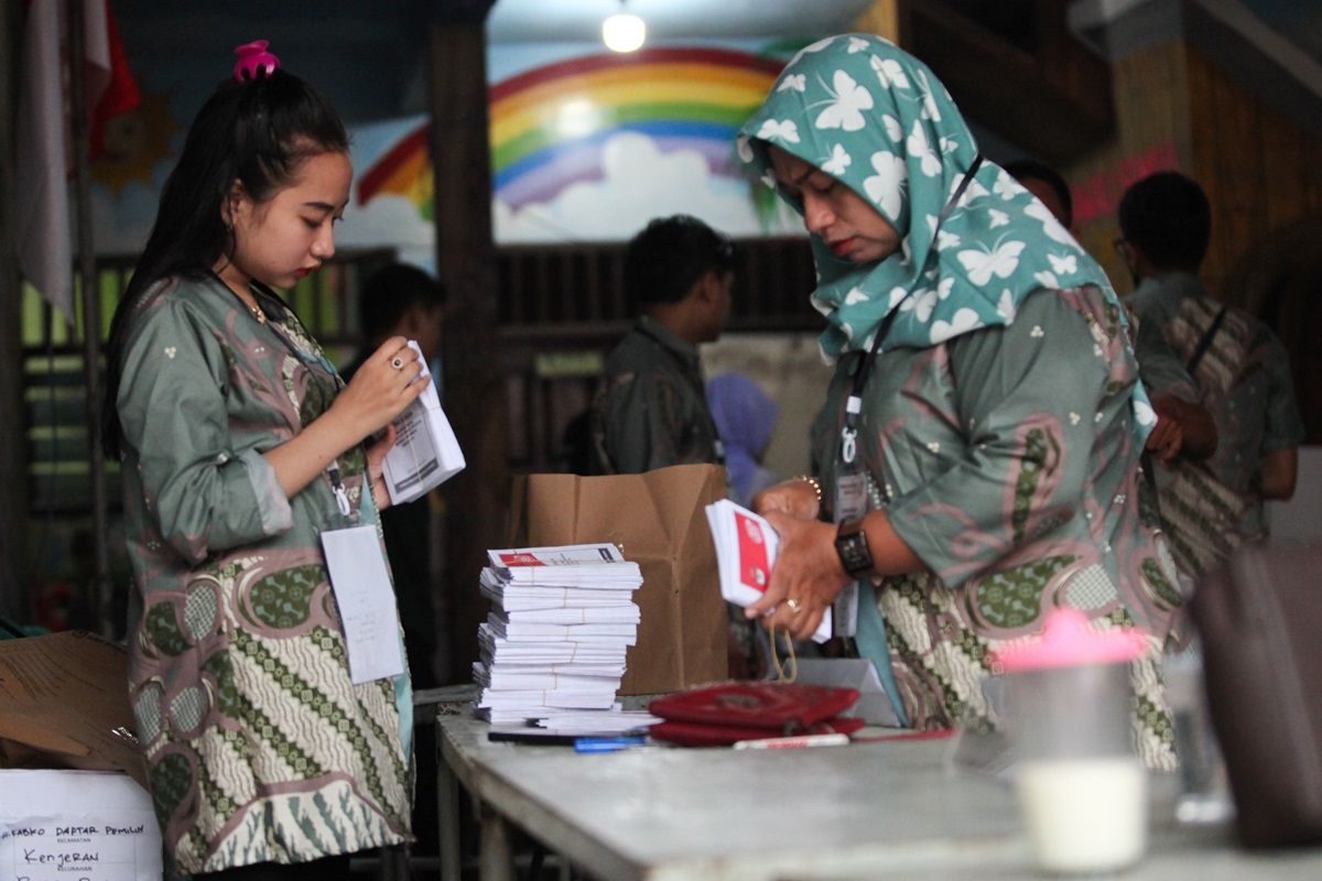 Panitia Pemungutan Suara memeriksa surat suara Pemilu 2024 di salah satu TPS di Bulak Banteng, Surabaya, Jawa Timur, Rabu (14/2/2024). KPU Kota Surabaya mencatat jumlah daftar pemilih tetap (DPT) sebanyak 2.218.586 pemilih dalam Pemilu 2024 di Surabaya. ANTARA FOTO/Didik Suhartono/aww.