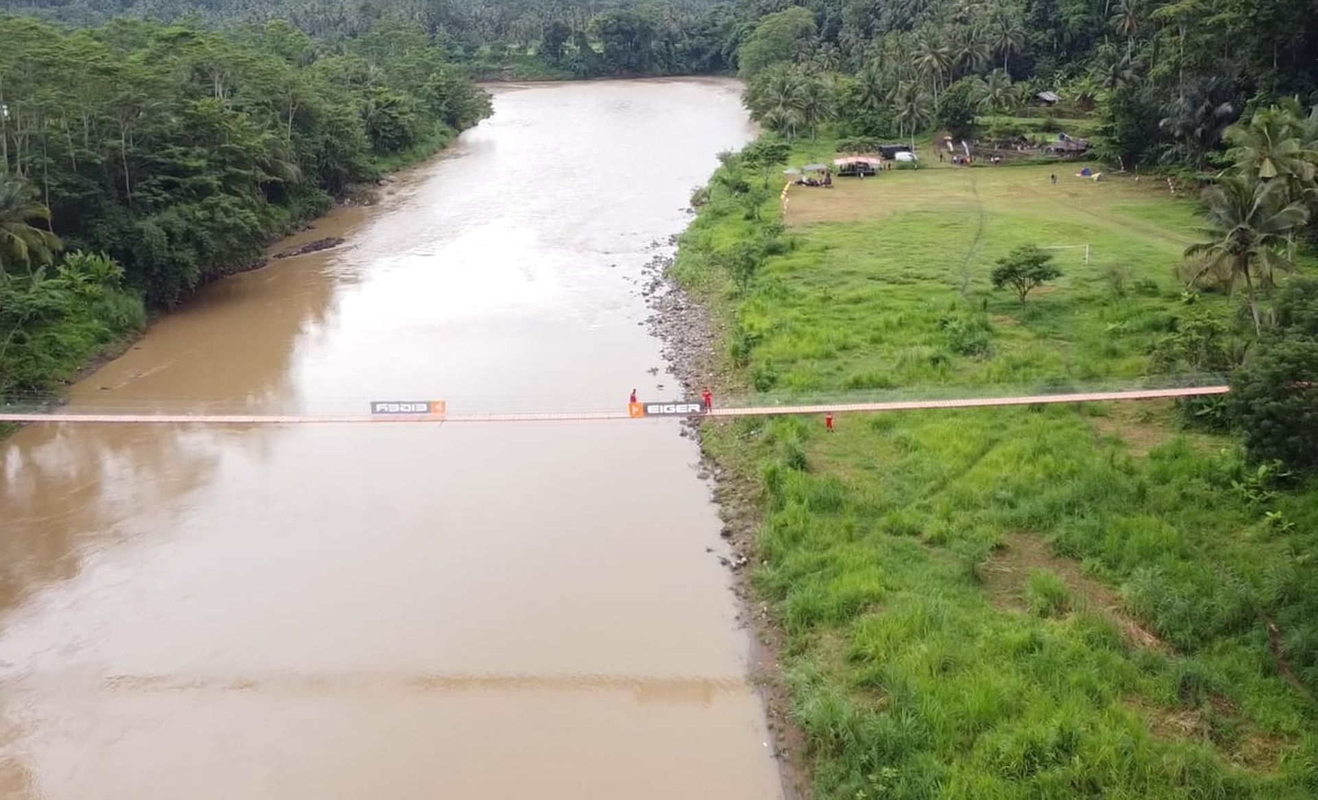 EIGER Bersama Vertical Rescue Indonesia Bangun Jembatan sepanjang 140 Meter sambungkan 2 Desa di Pelosok Tasikmalaya.