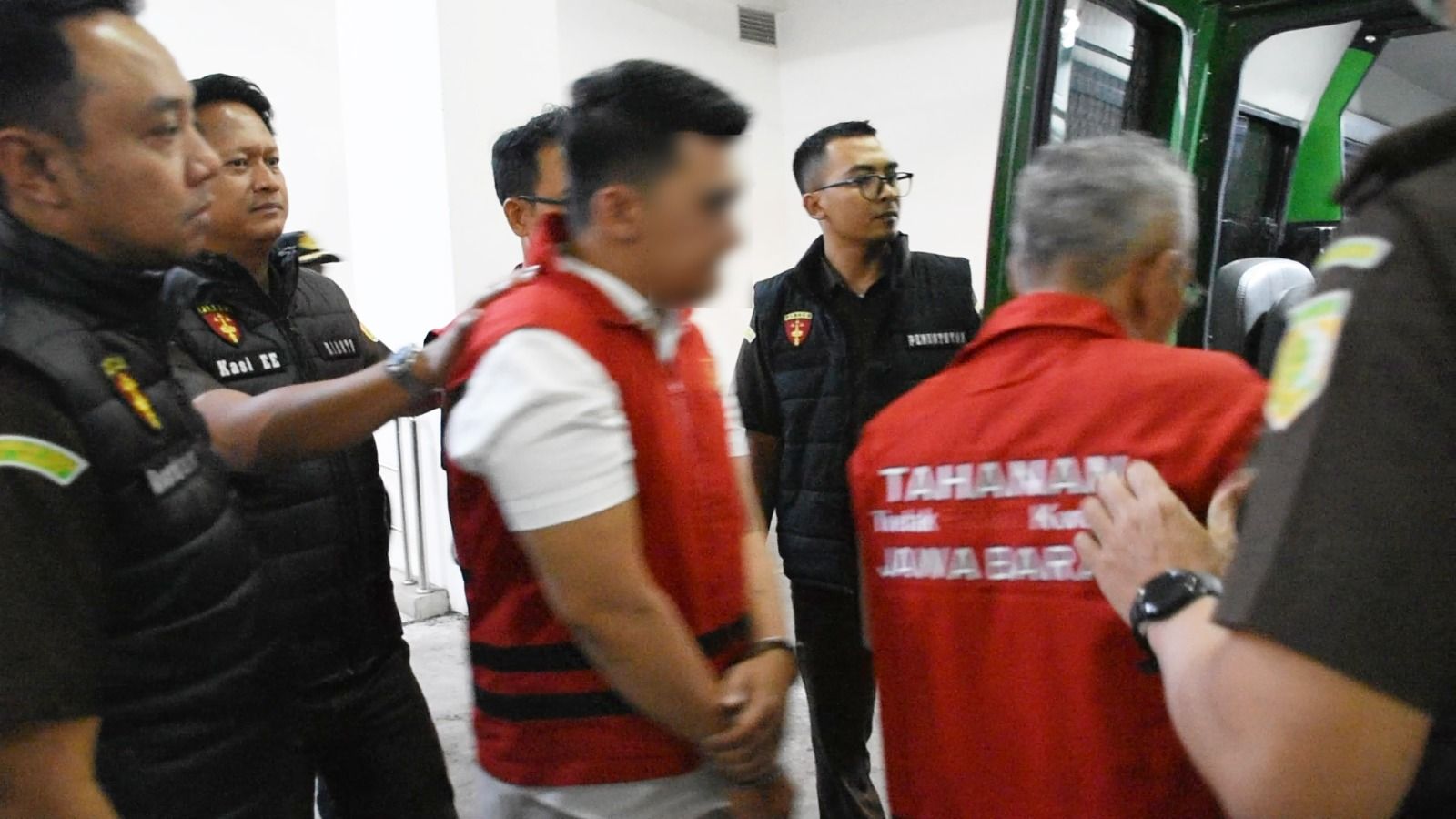 Kejati Jabar menjebloskan 4 tersangka korupsi pejabat bank di Garut Jawa Barat