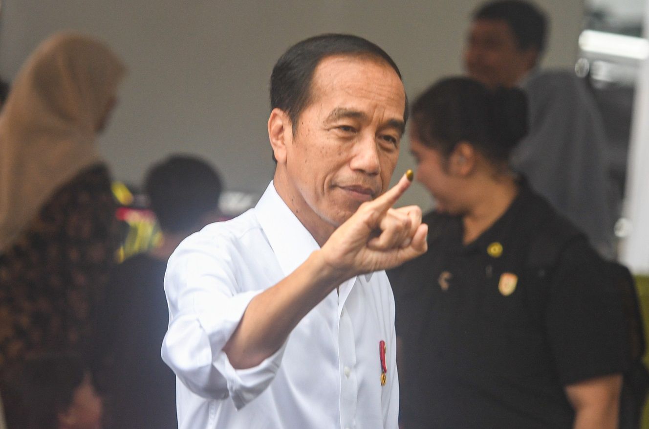 Presiden Joko Widodo (Jokowi) menunjukan jarinya yang sudah dicelup tinta usai menggunakan hak suaranya pada Pemilu 2024 di tempat pemungutan suara (TPS) 10 Kelurahan Gambir, kompleks Kantor Lembaga Administrasi Negara (LAN), Jakarta pada Rabu, 14 Februari 2024.