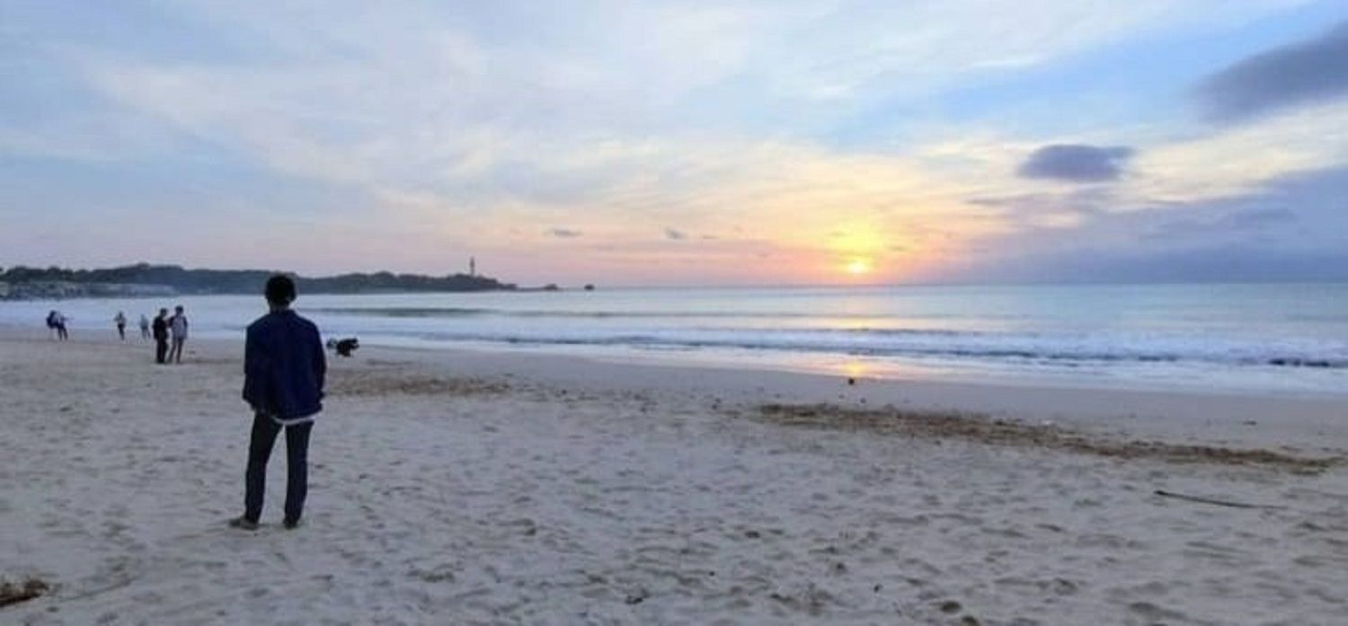 Pengunjung sedang menikmati keindahan Pantai Santolo.*/Instagram/@pantai_santolo