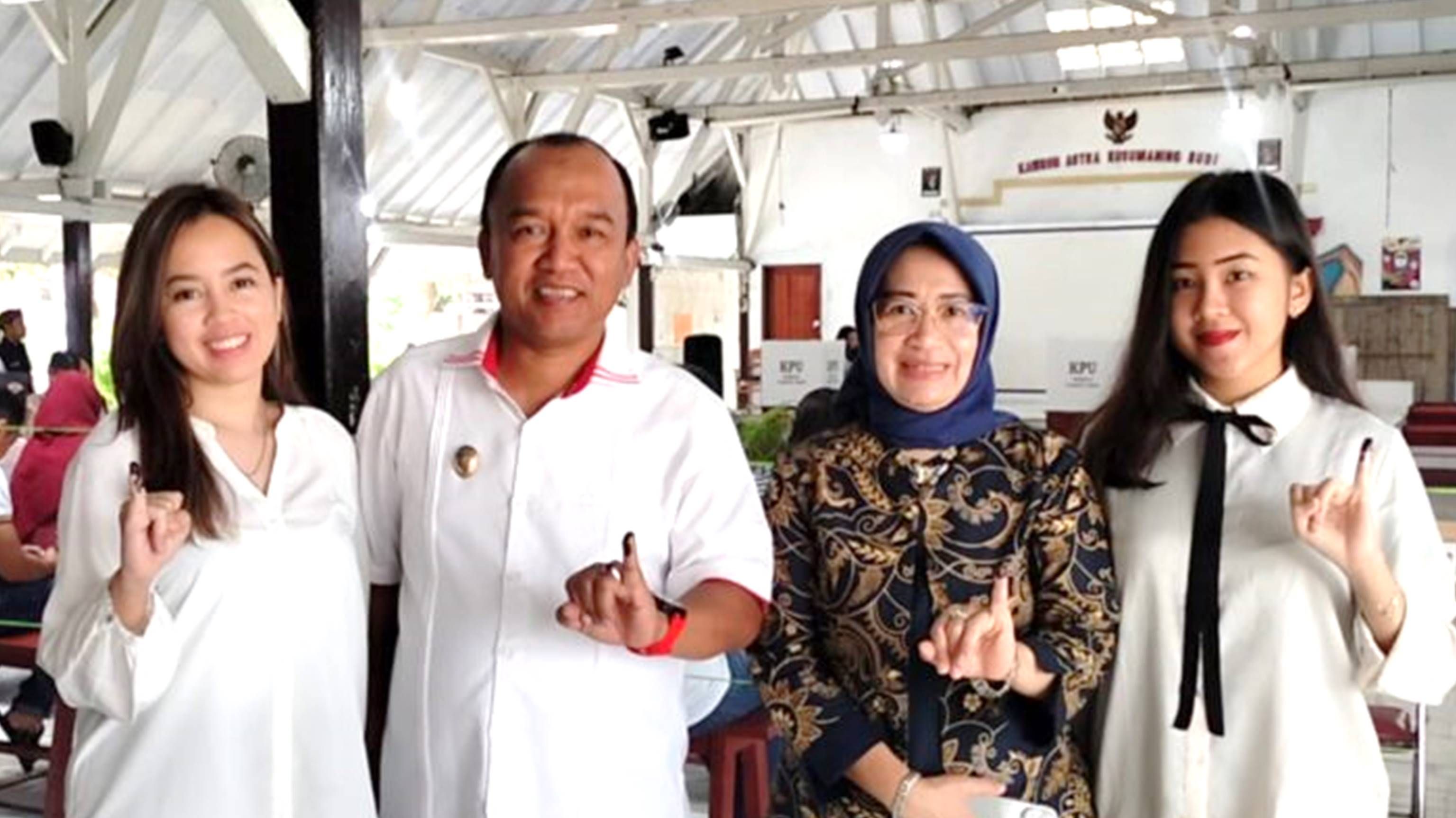Wakil Wali Kota Tegal, Jumadi yang juga menggunakan hak pilihnya di Kota Tegal