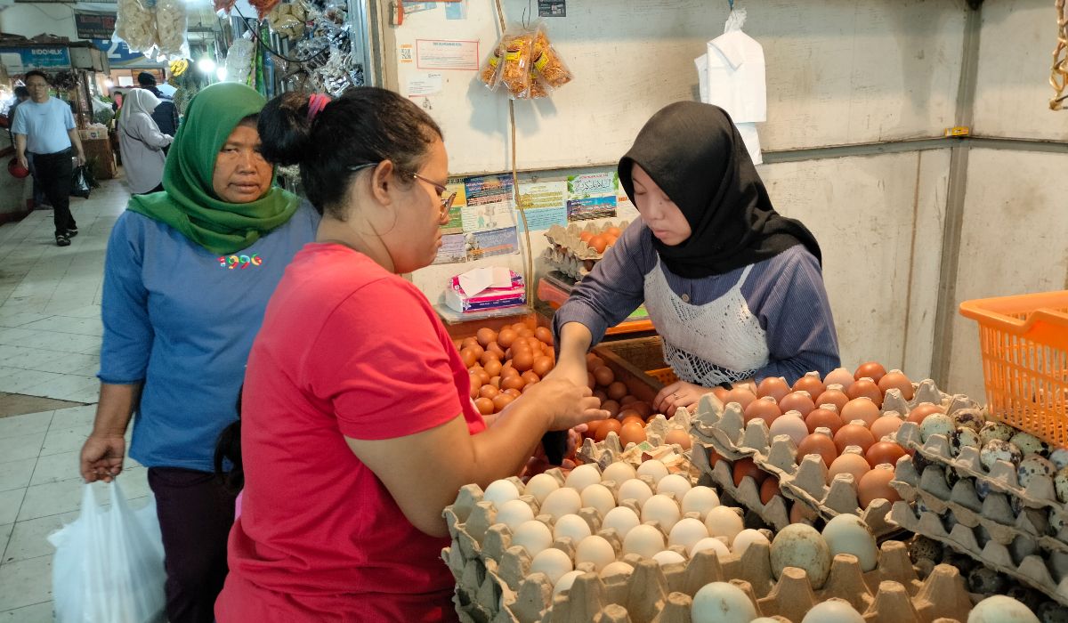 Pedagang telur di Pasar Atas Baru, Jalan Kolonel Masturi, Kota Cimahi pada Kamis, 15 Februari 2024.