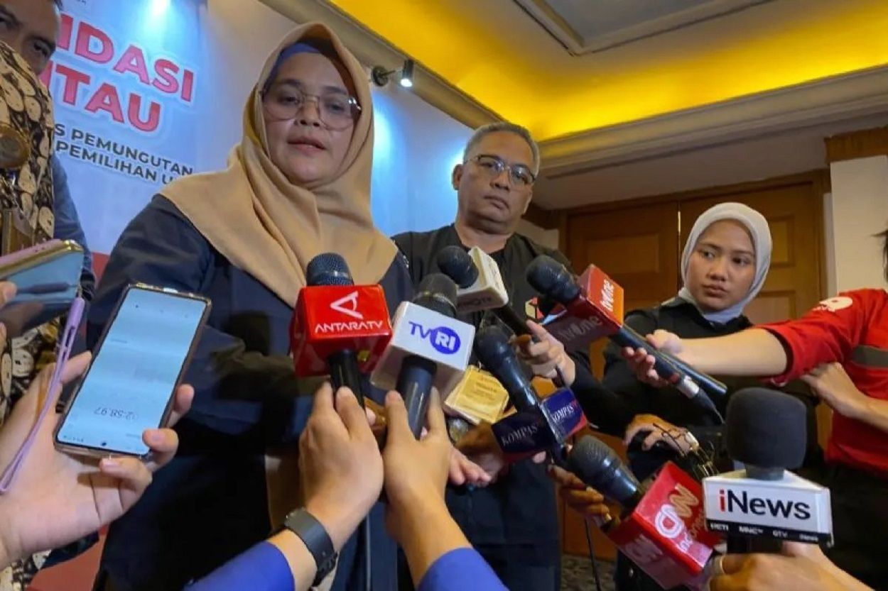 Komisioner Bawaslu RI Lolly Suhenty (kiri) menjawab pertanyaan wartawan saat ditemui di Jakarta, Kamis (15/2/2024). ANTARA/Fath Putra Mulya