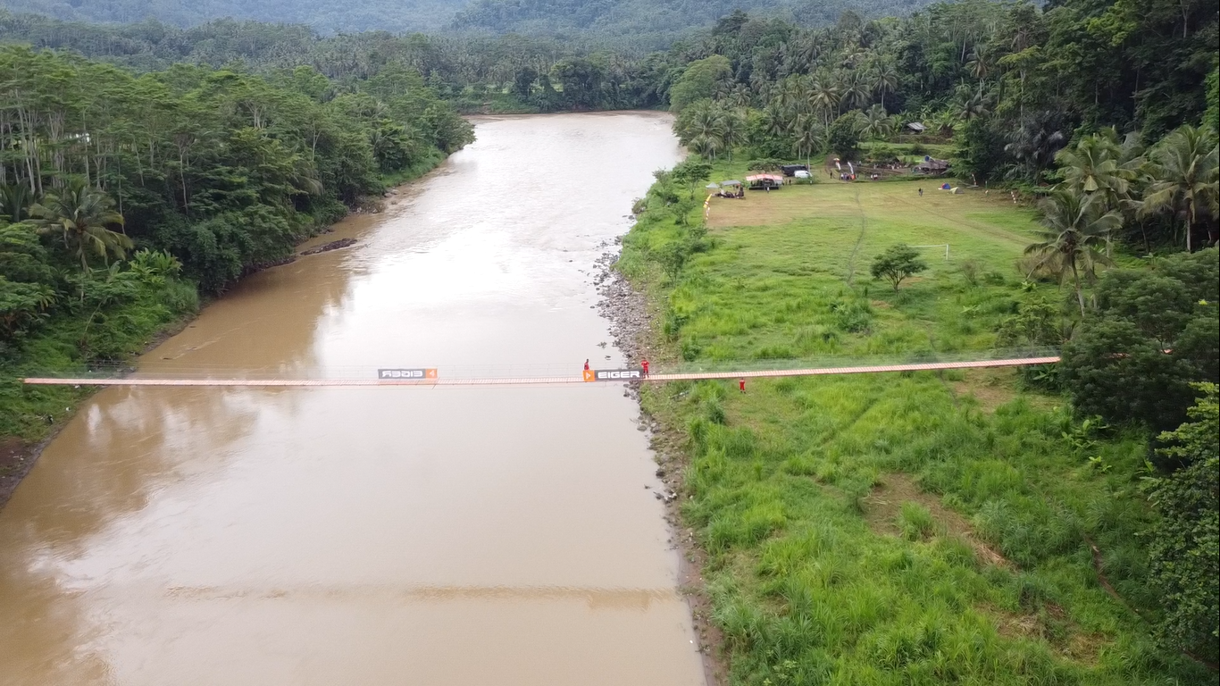 Jembatan yang membentang sekira 140 meter, menghubungkan Desa Cisempur, Kecamatan Cibalong, dan Desa Mandalahurip, Kecamatan Jatiwaras, Kabupaten Tasikmalaya, Jawa Barat, dibangun Vertical Rescue Indonesia dan EIGER Adventure.