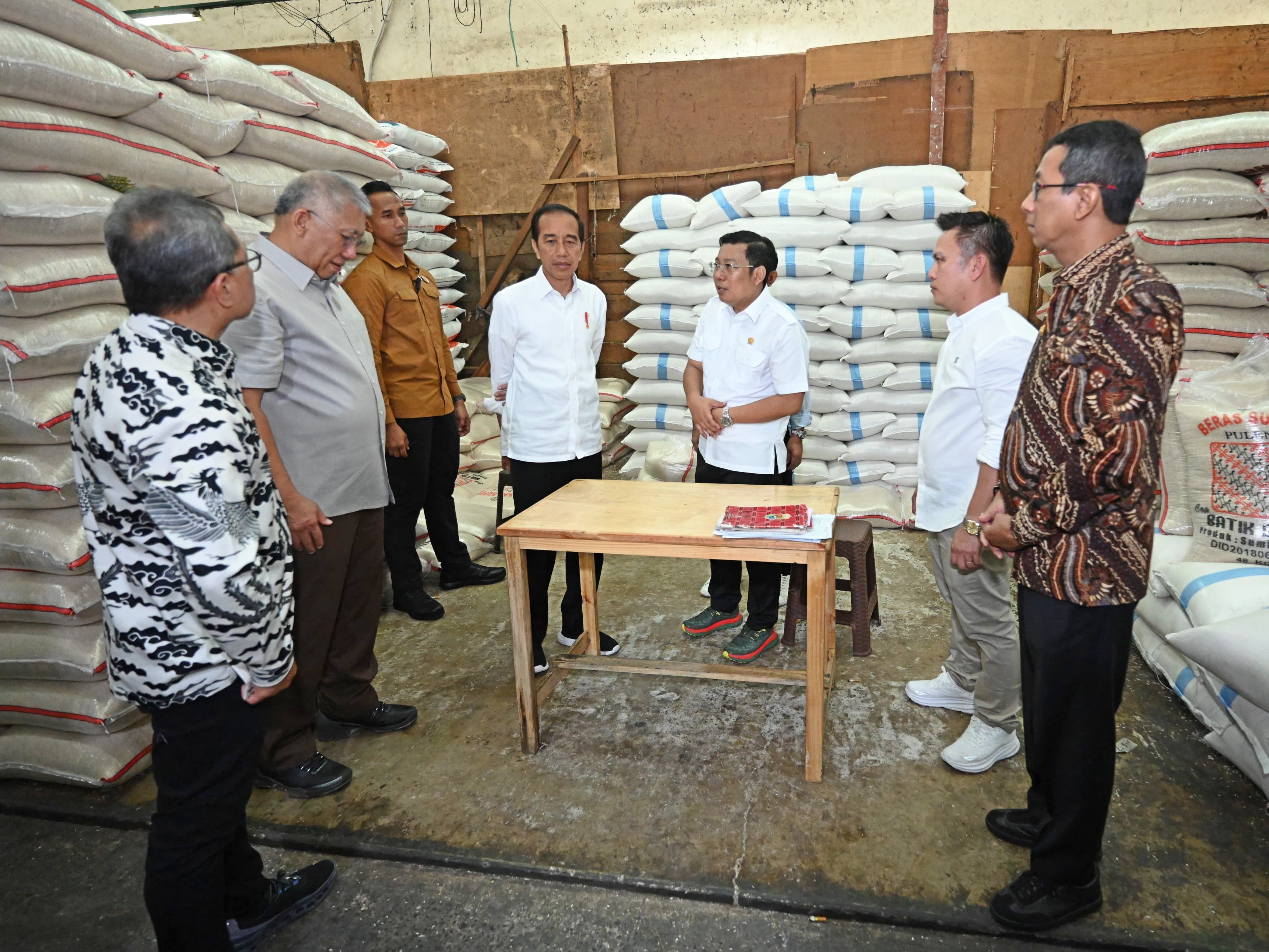 Presiden Joko Widodo meninjau Pasar Induk Cipinang, Jakarta, pada Kamis, 15 Februari 2024, untuk memastikan secara langsung bahwa stok beras tersedia dengan jumlah yang mencukupi.