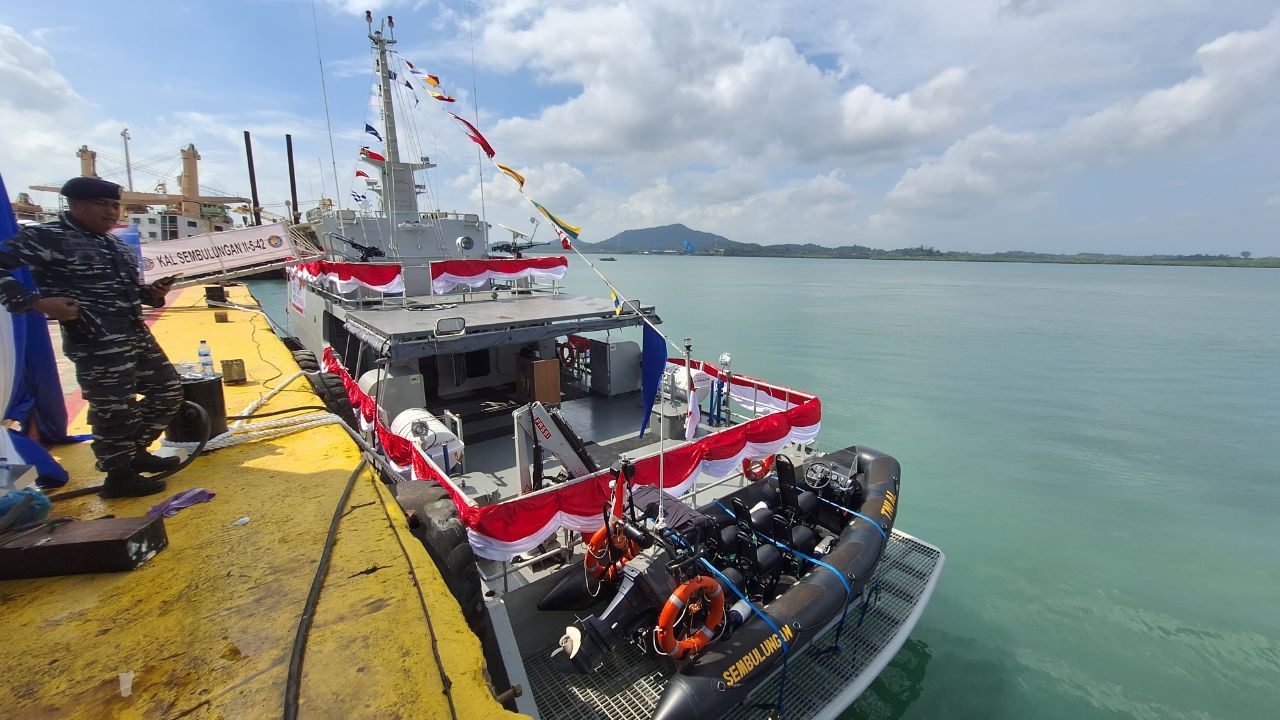 Tentara Nasional Indonesia Angkatan Laut (TNI-AL) melaksanakan Delivery Ceremony atau upacara penerimaan dua Kapal KAL 28 meter, yaitu KAL Sembulungan dan KAL Hinako di galangan kapal PT Citra Shipyard, Batam, Kepulauan Riau (Kepri), Jumat (16/12/2024).