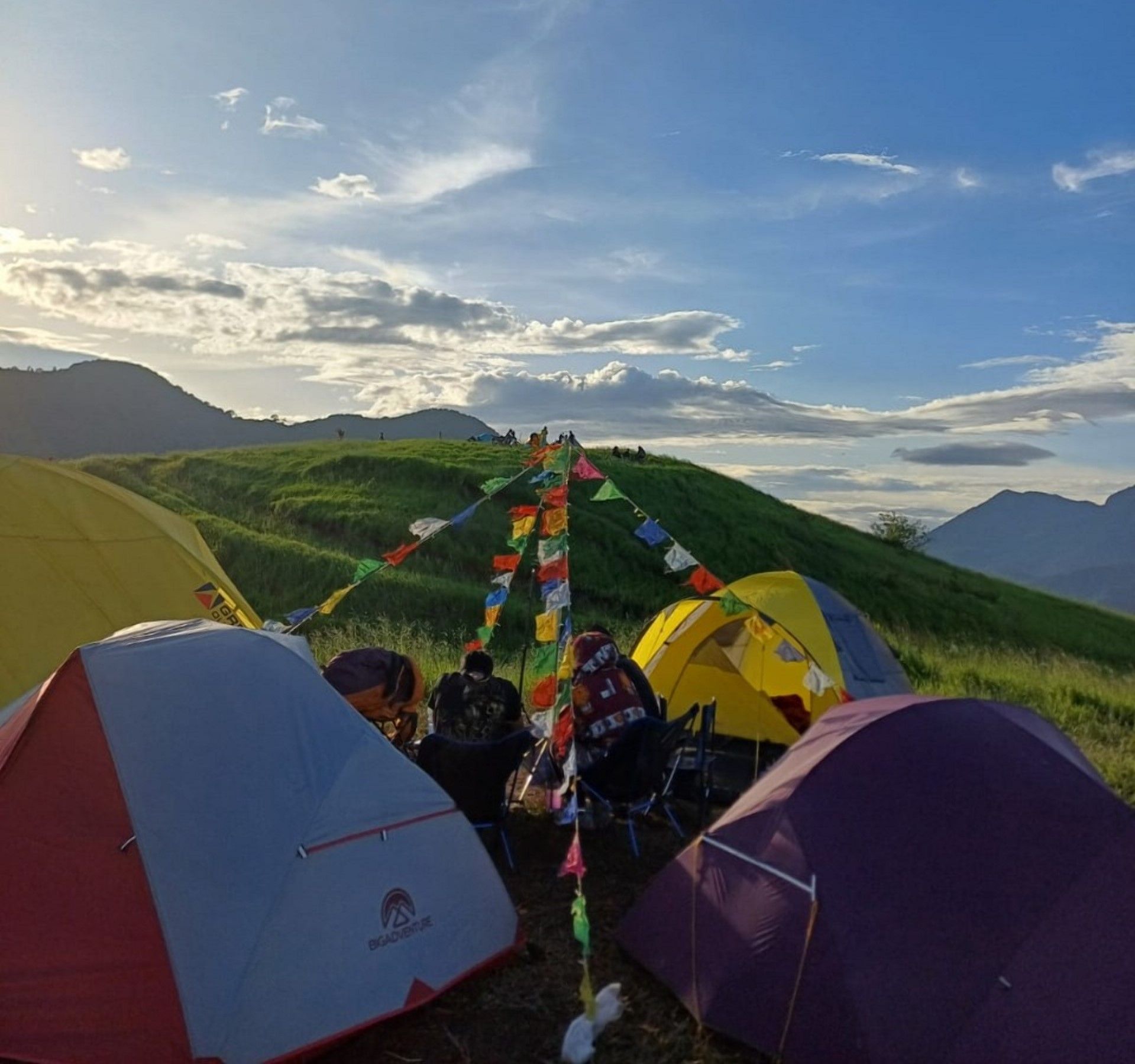 Pengunjung yang kemping di puncak Gunung Pangradinan sedang menikmati alam dipagi harinya.* /Warga Cicalengka/Farhan