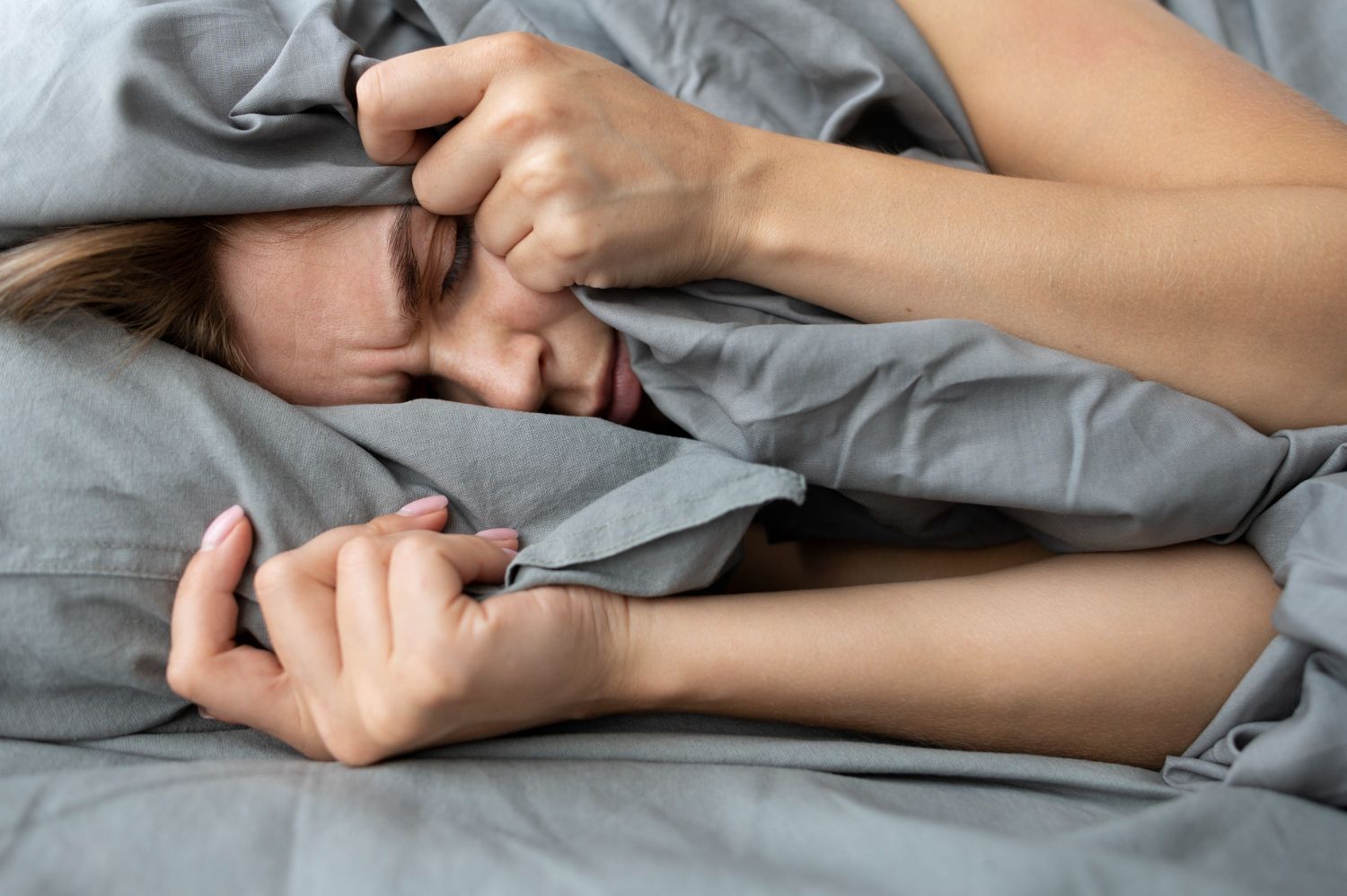 Ilustrasi seorang perempuan yang terganggu tidurnya oleh suara dengkuran suaminya.
