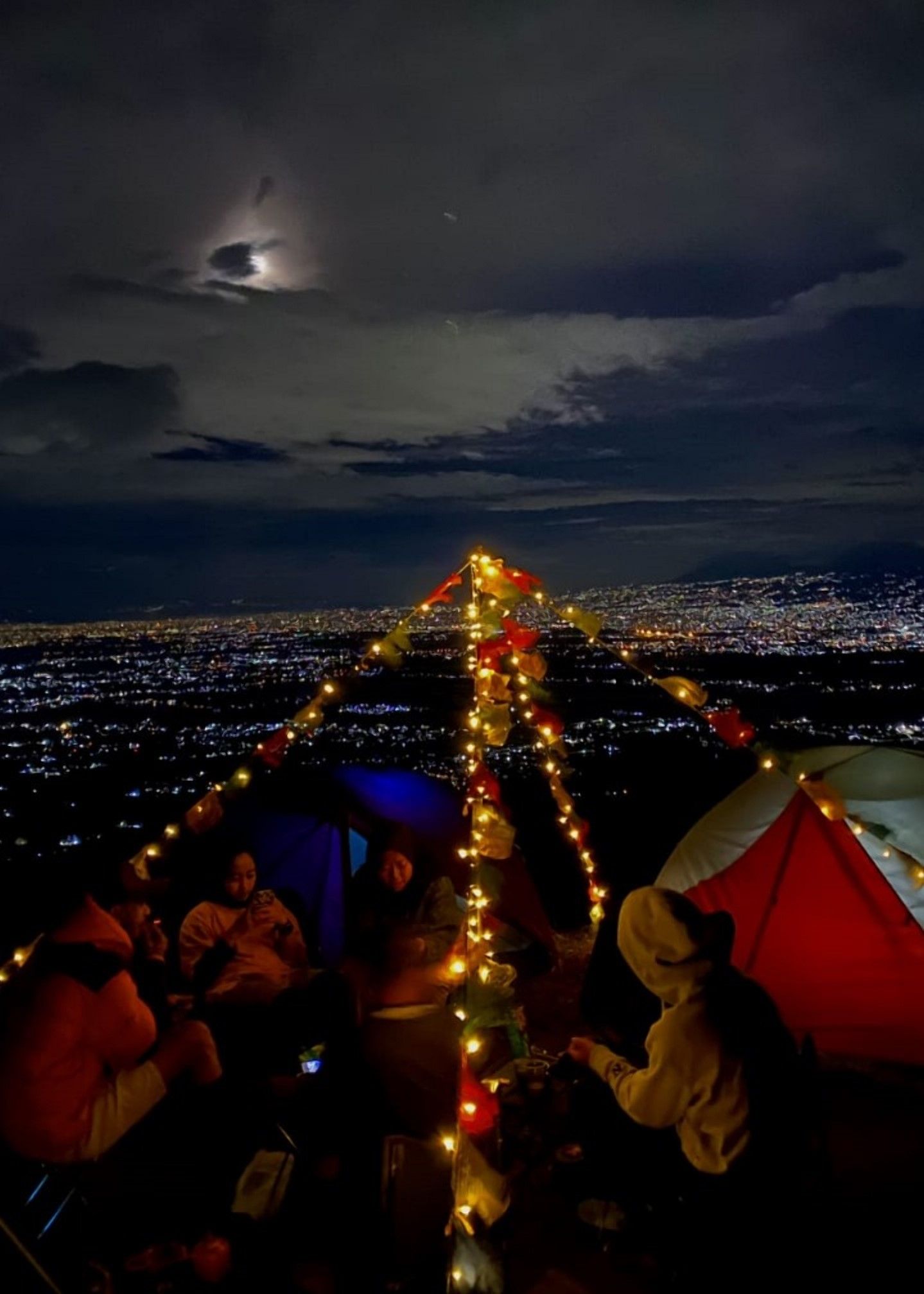 Pengunjung yang kemping di puncak Gunung Pangradinan dengan dihiasi lampu berlatar city light Bandung.* /Warga Cicalengka/Farhan